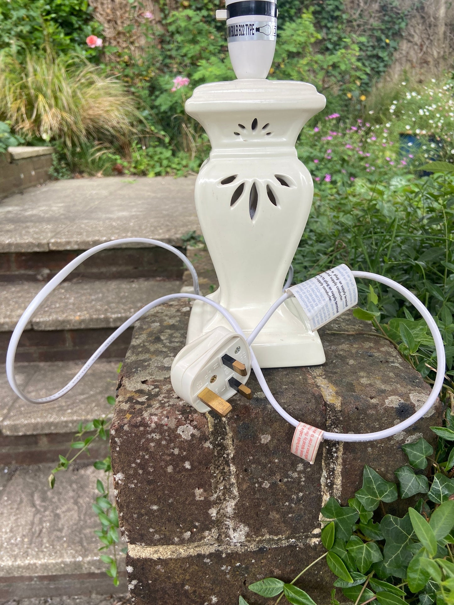 Creamy white ceramic lantern style vintage table lamp - working condition