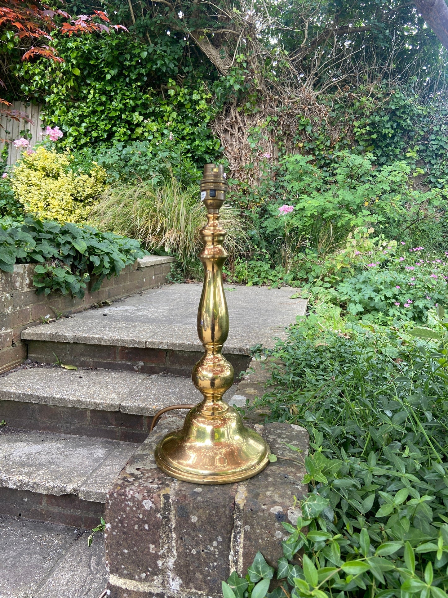 classic vintage table lamp. quality brass made in England. working. classic shape. quite tall.