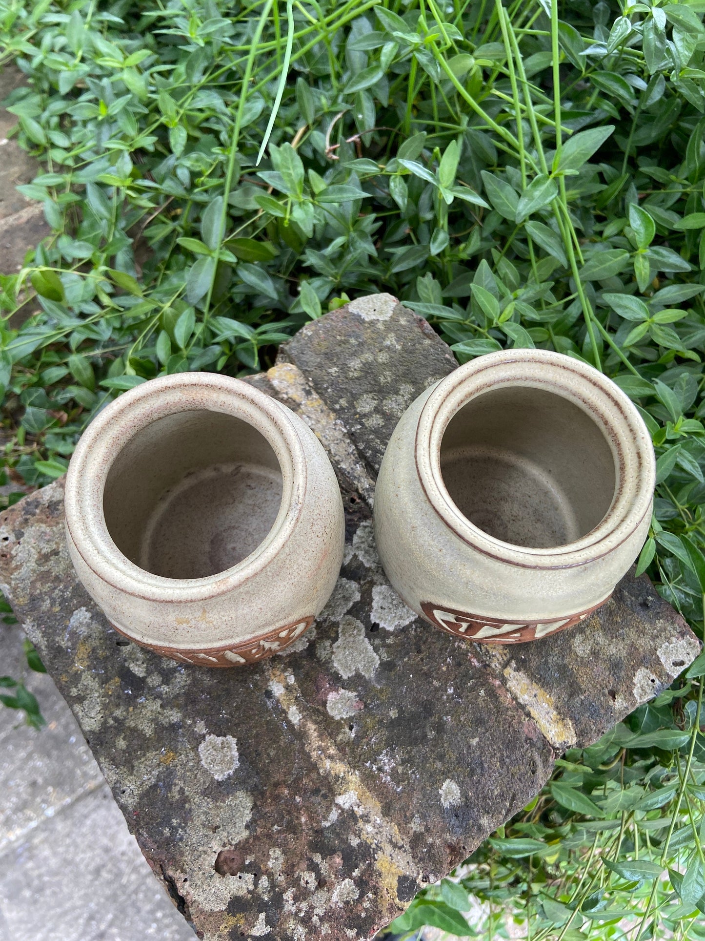 Fantastic little pair of retro stoneware, pottery, storage jars with lids for honey and jam pots, vgc