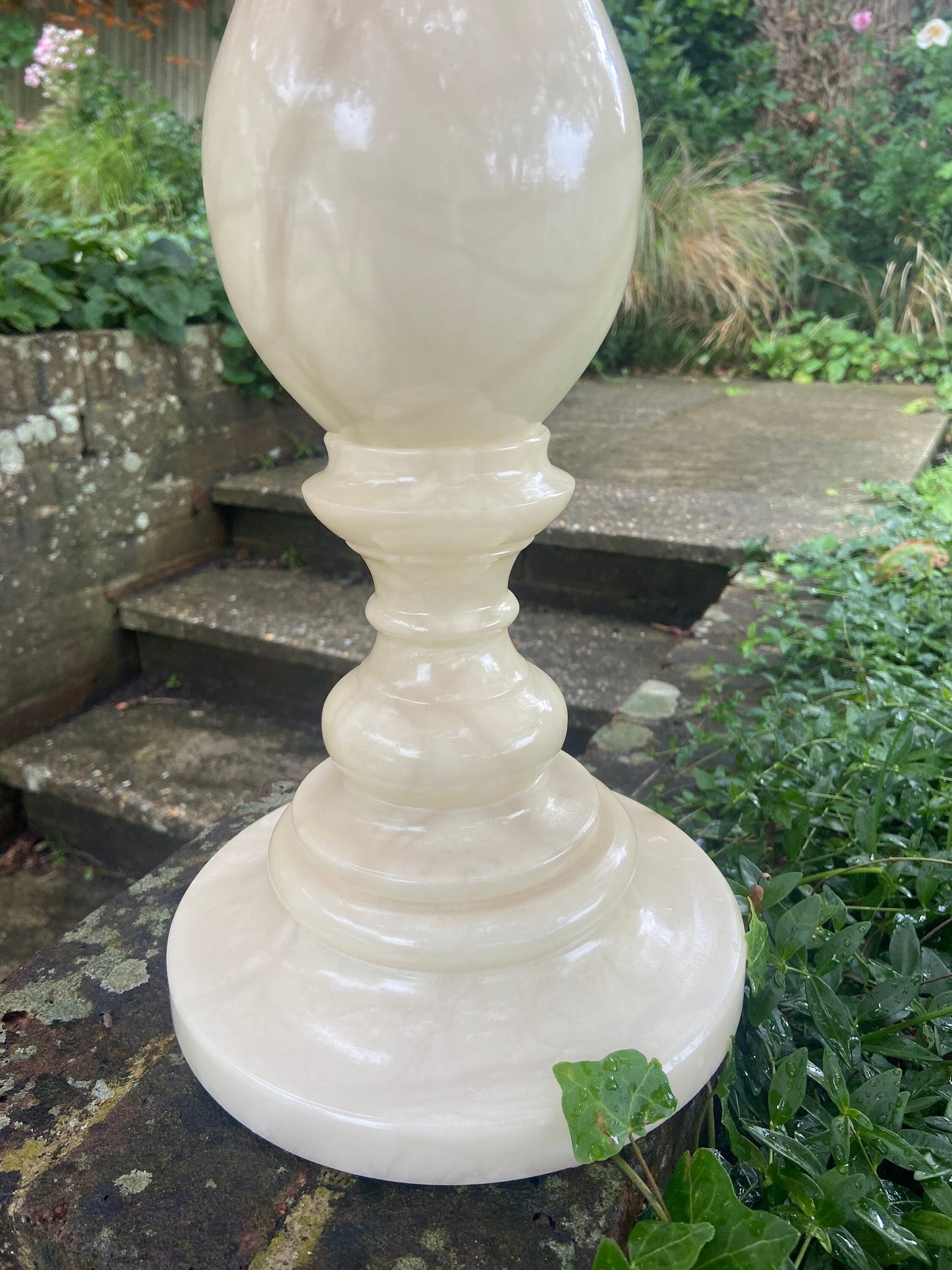 Very tall vintage onyx alabaster table lamp stunning! 60cm tall, working condition