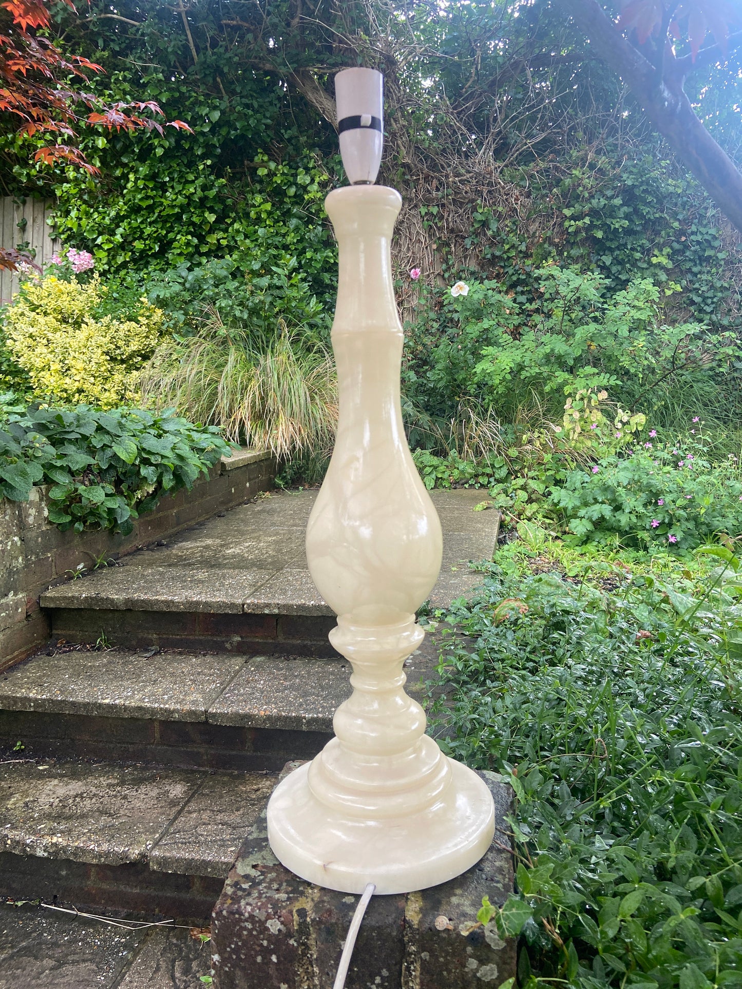 Very tall vintage onyx alabaster table lamp stunning! 60cm tall, working condition