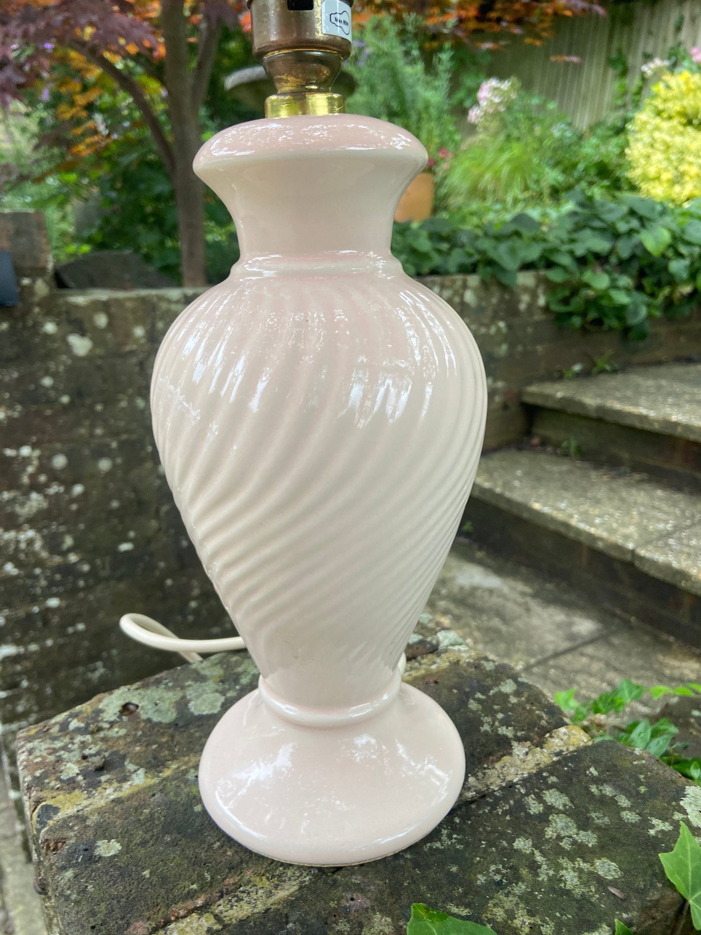 Vintage pale pink ceramic table lamp made by Goodson Lighting. great quality 1980s lamp