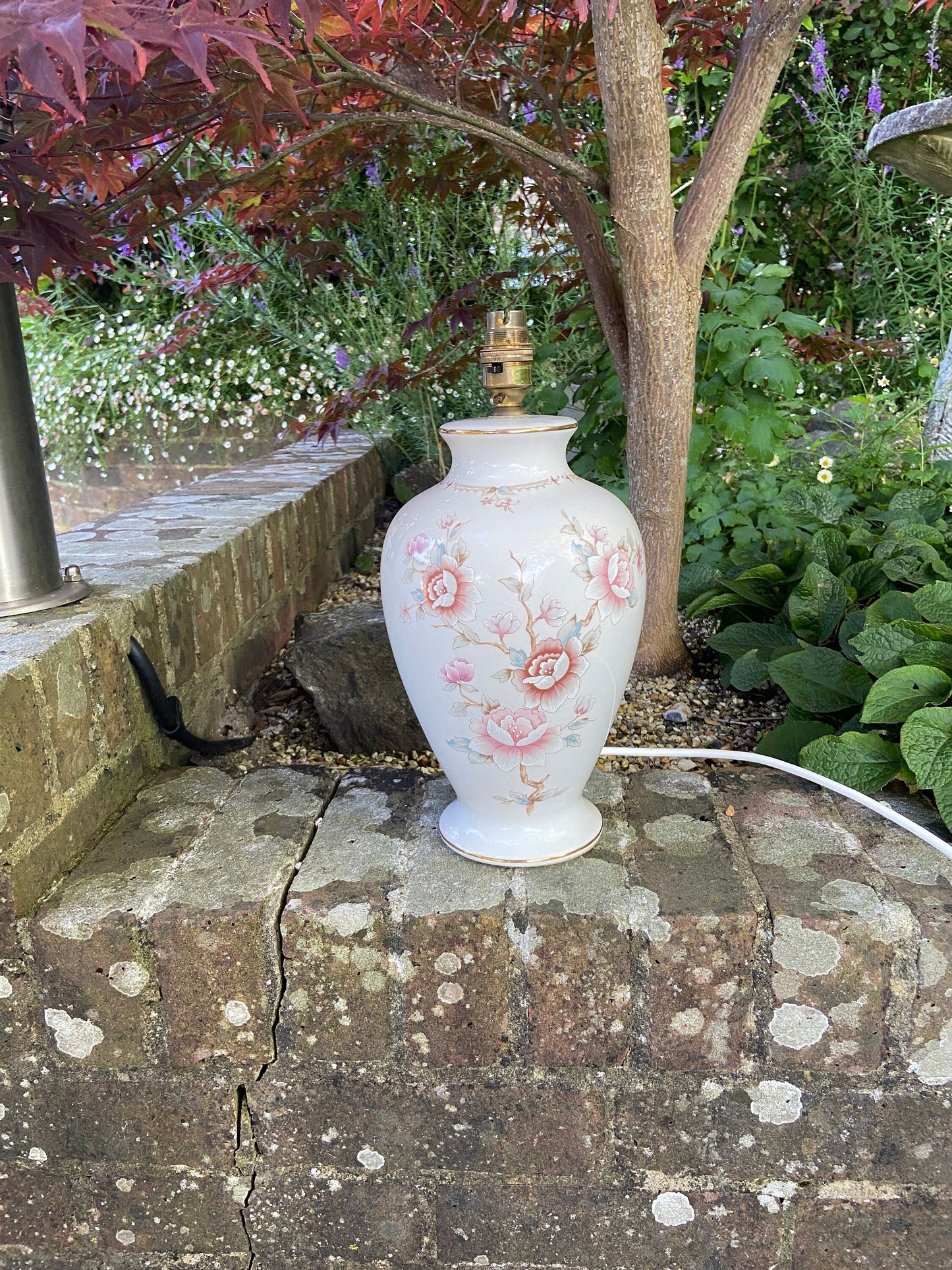 St Michael's M&S quality ceramic lamp in white with flower rose detail, and gilt edging. VGC but does have crazing to the glaze. Working condition. Vintage table lamp. Made in UK