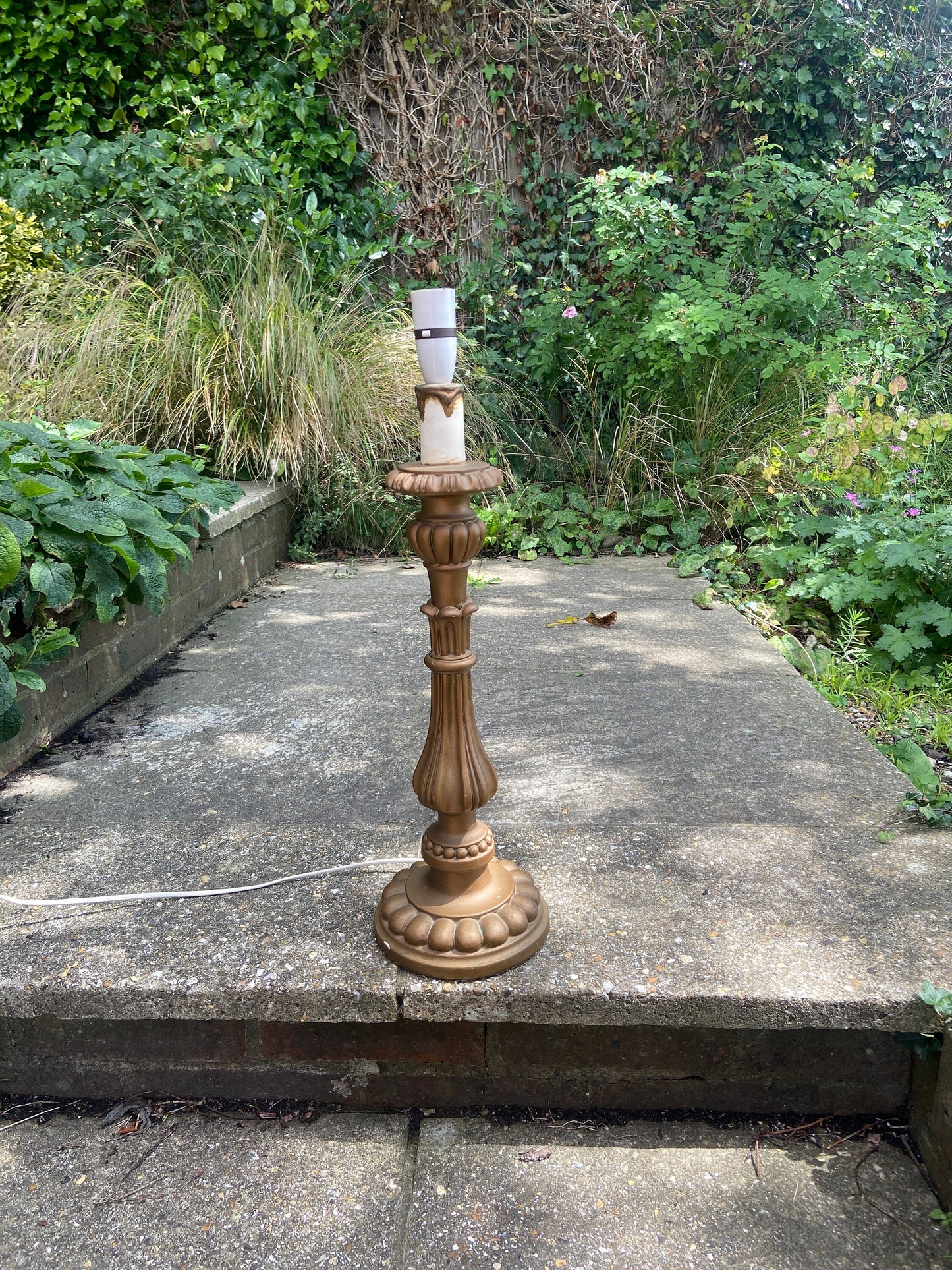 retro tall lamp. very elegant. painted in antique gold. in vgc and working. classic shape. good quality