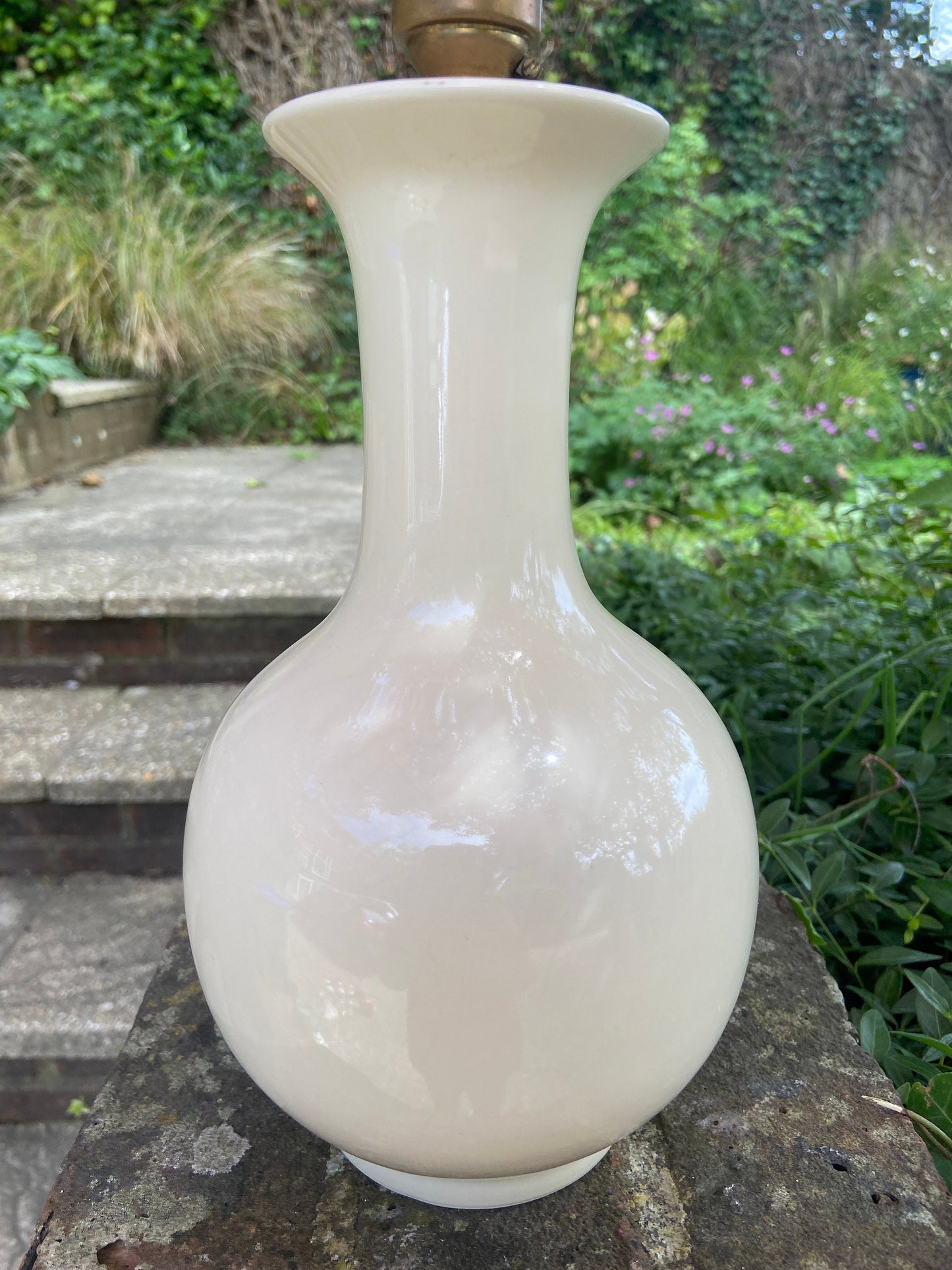 Retro cream ceramic vintage table lamp - lovely bottle shape, working condition