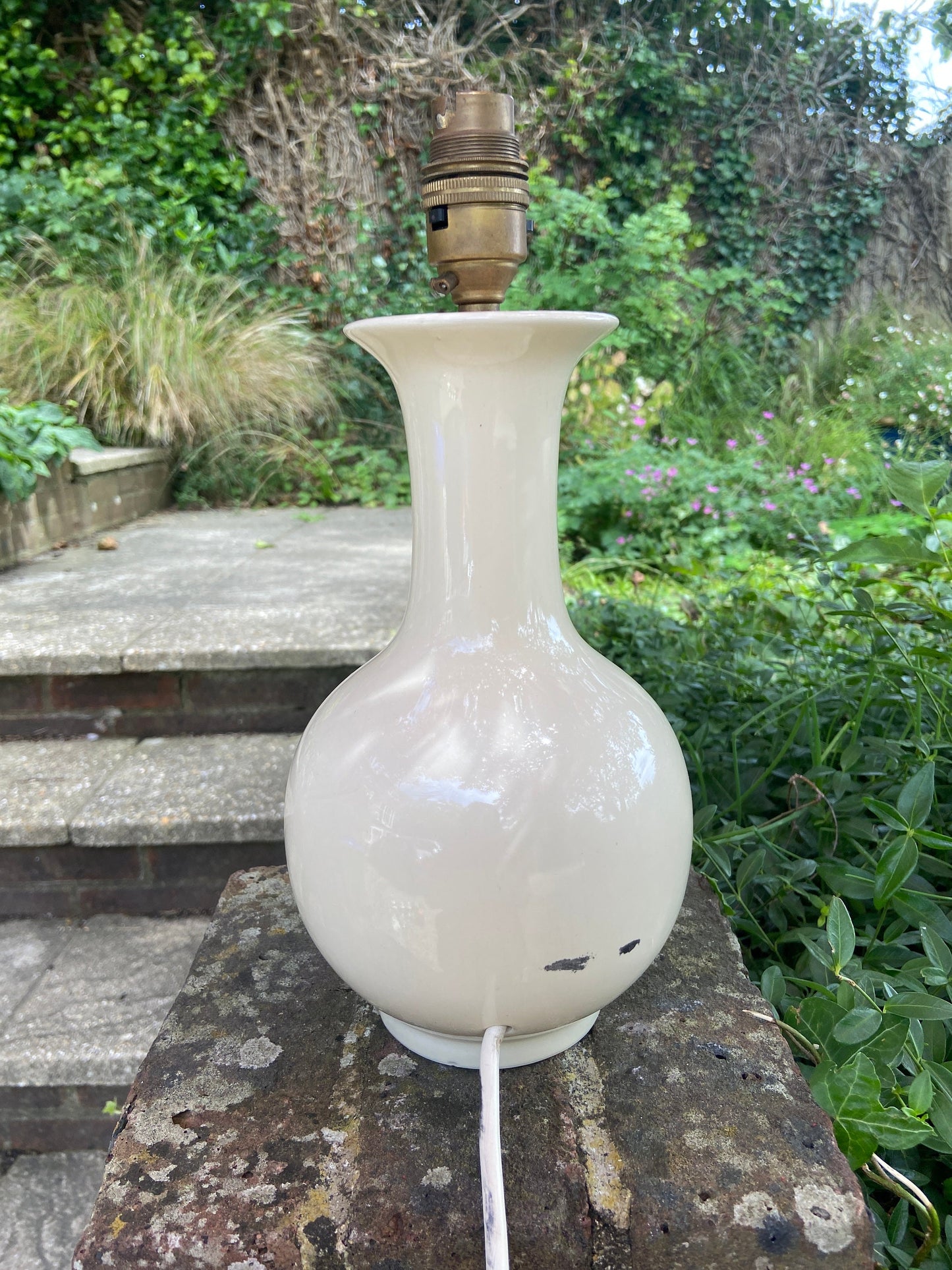 Retro cream ceramic vintage table lamp - lovely bottle shape, working condition