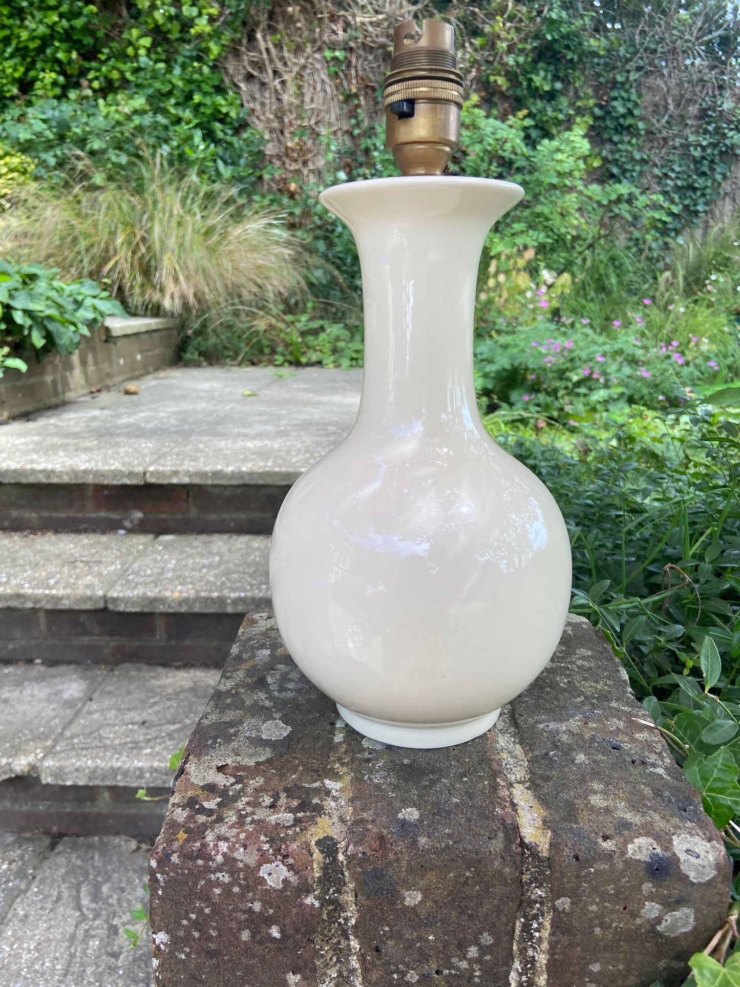 Retro cream ceramic vintage table lamp - lovely bottle shape, working condition