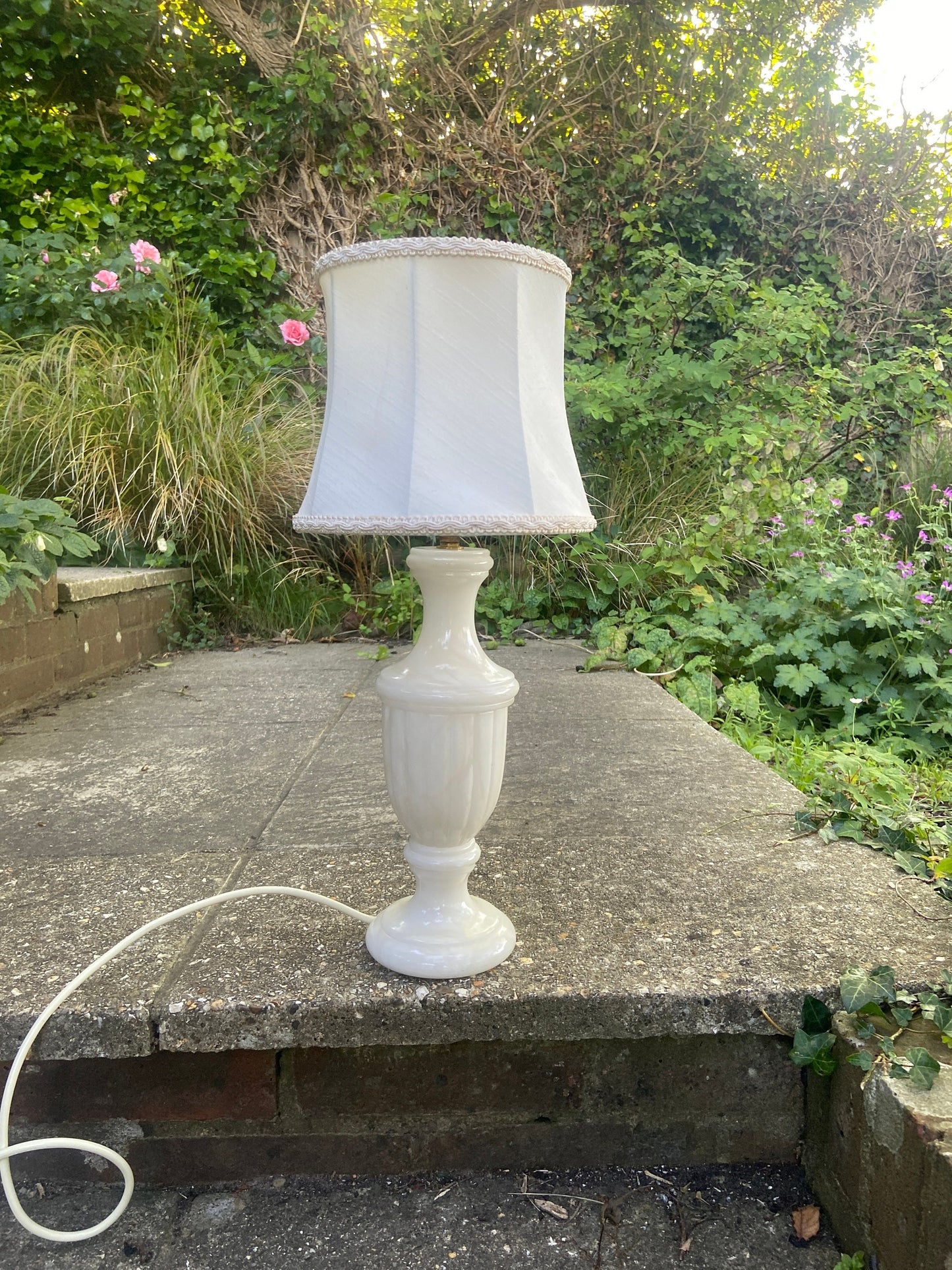 gorgeous creamy white alabaster lamp with a matching vintage white shade. working.