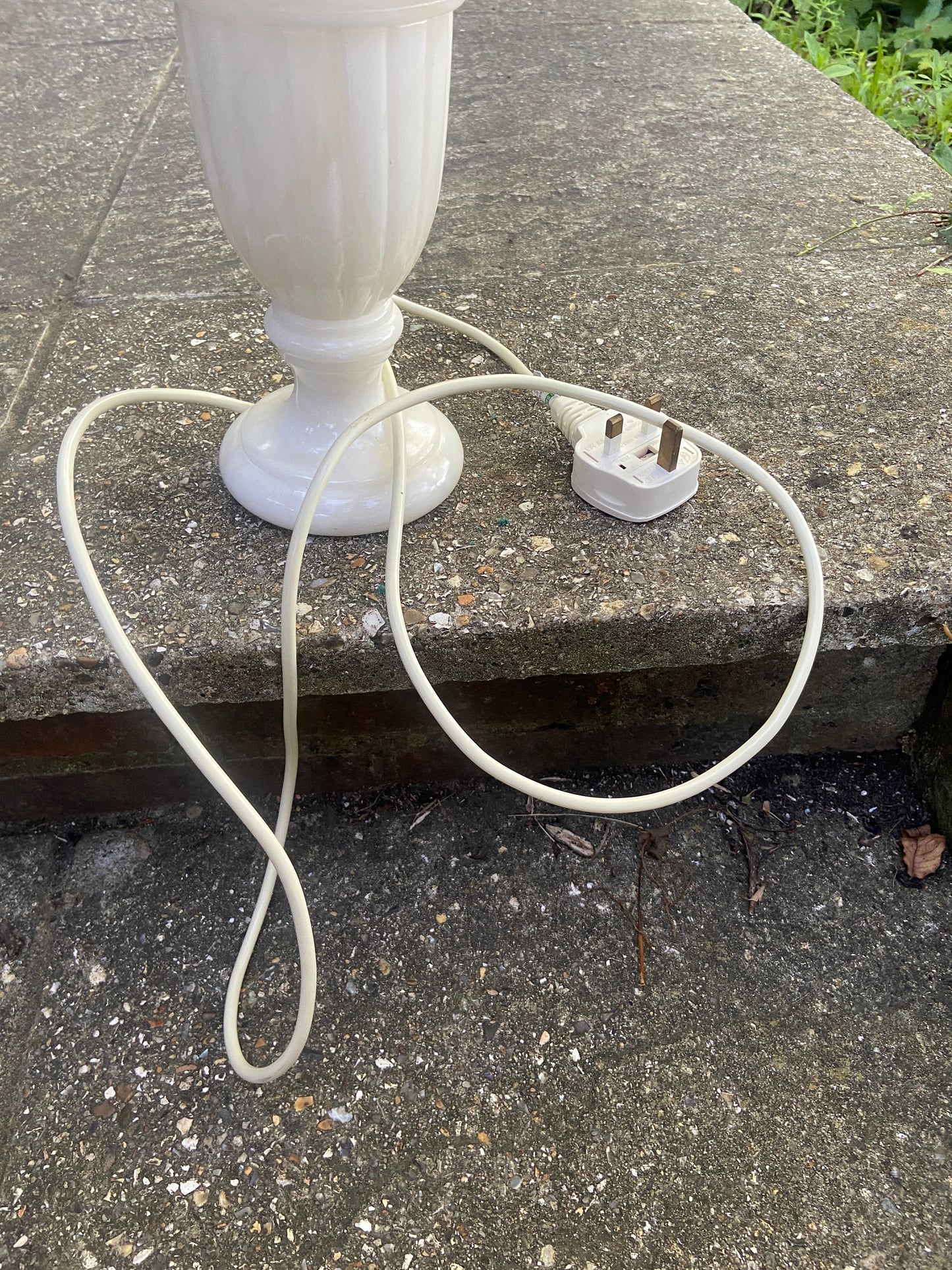 Large vintage creamy white alabaster table lamp and matching vintage shade; quality vintage lamp, 1980s/1990s, working condition