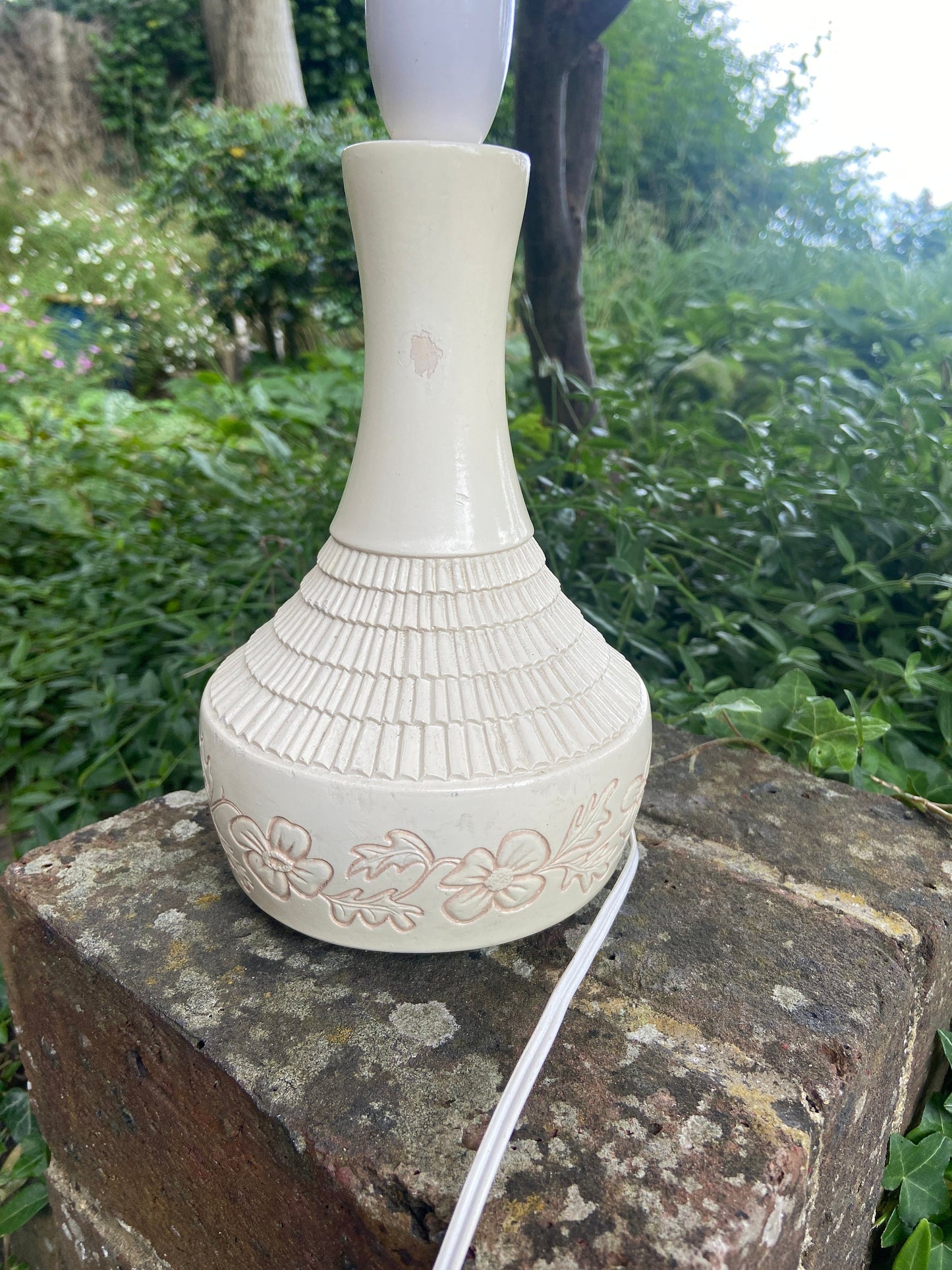 Retro table lamp in pottery with flower engravings, stoneware, classic retro vintage style table lamp, cream with slightly pink flowers