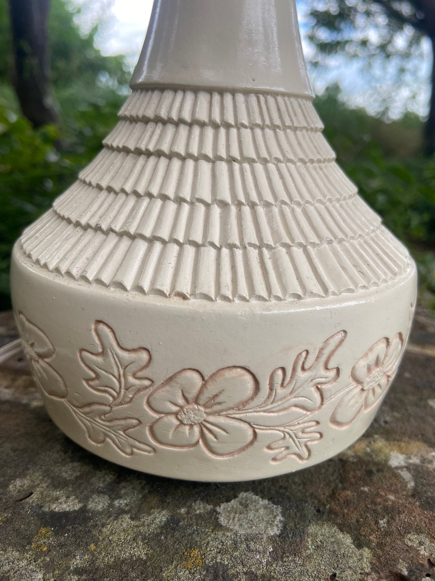 Retro table lamp in pottery with flower engravings, stoneware, classic retro vintage style table lamp, cream with slightly pink flowers
