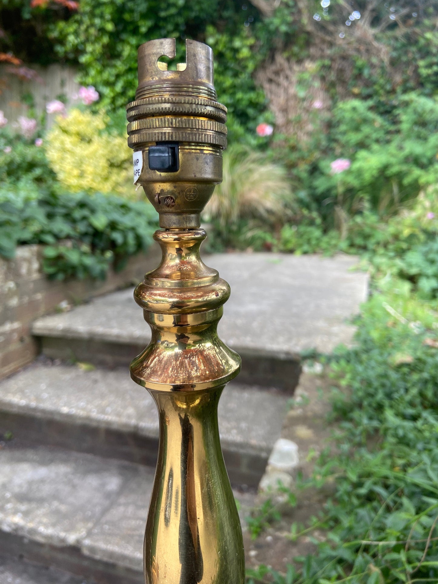 Classic vintage brass table lamp, Made in England, good quality, classic shape, working condition, large