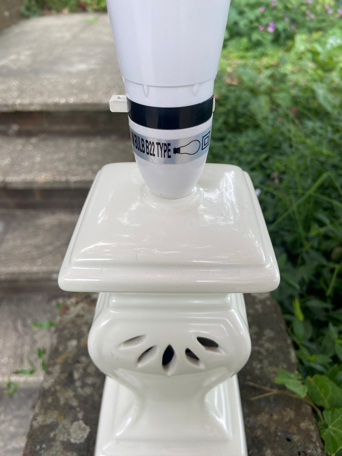 Creamy white ceramic lantern style vintage table lamp - working condition