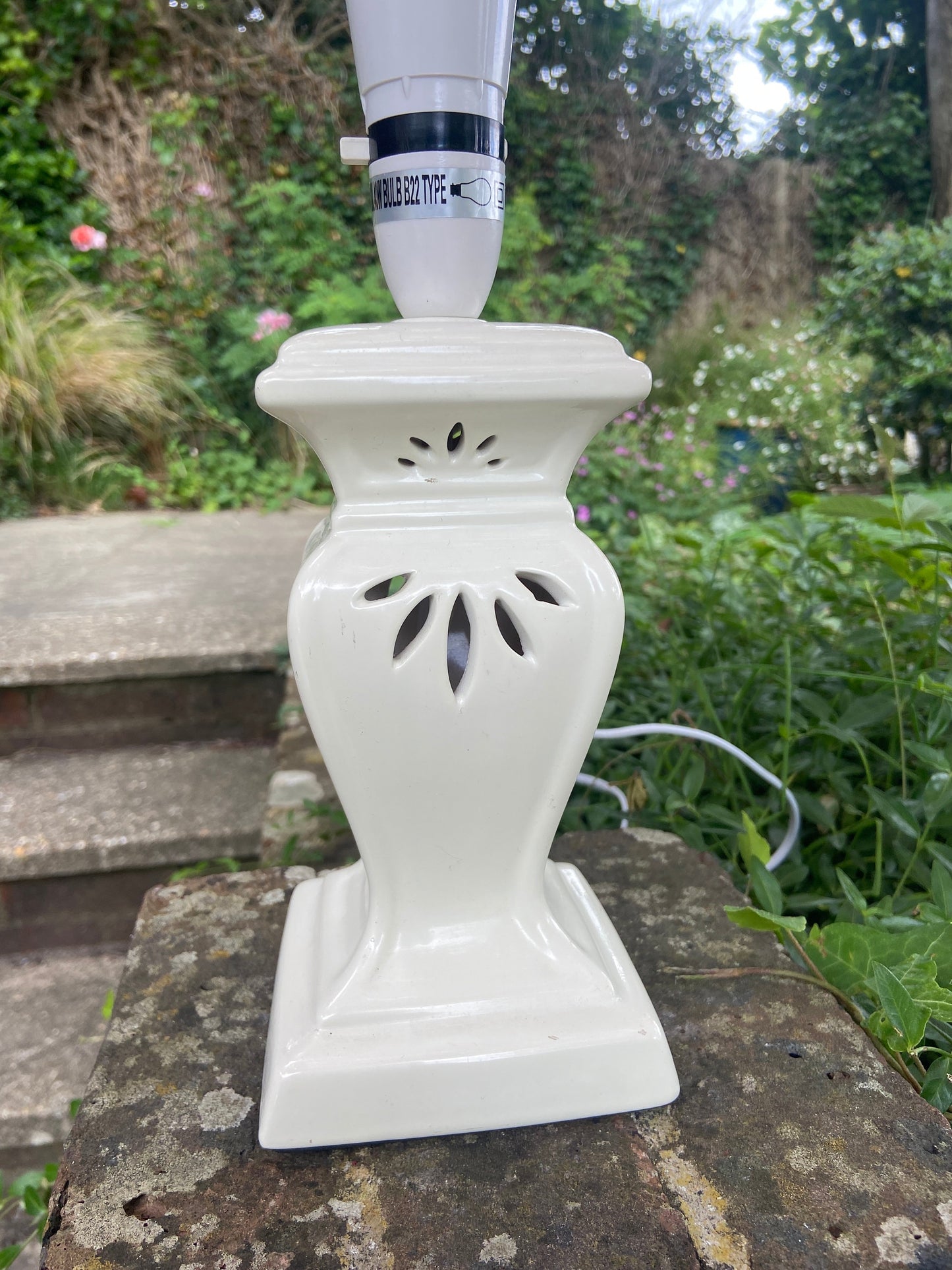 Creamy white ceramic lantern style vintage table lamp - working condition