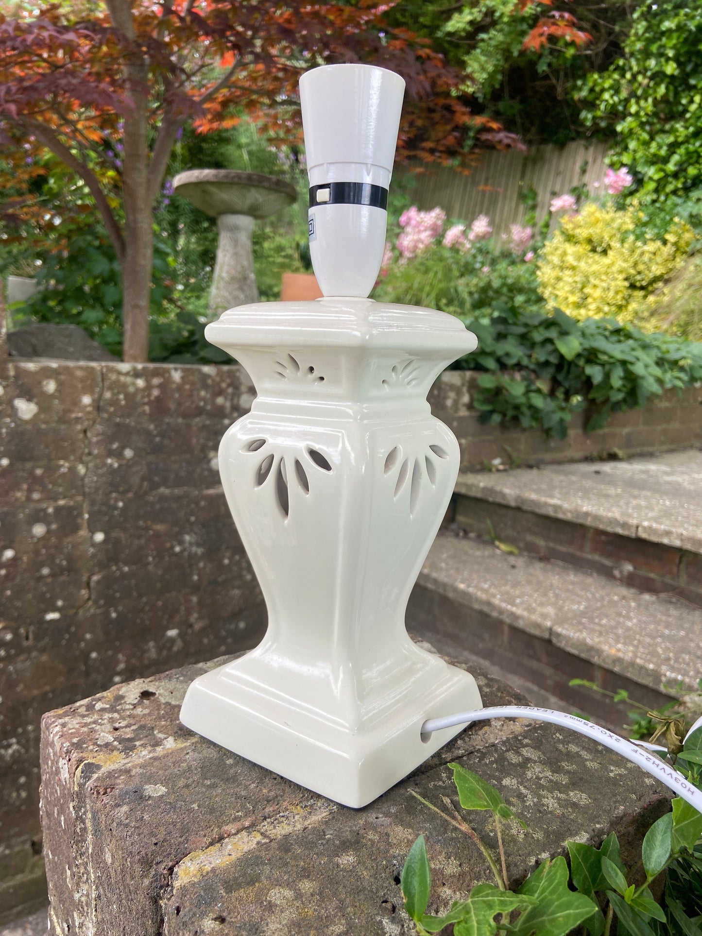 Creamy white ceramic lantern style vintage table lamp - working condition