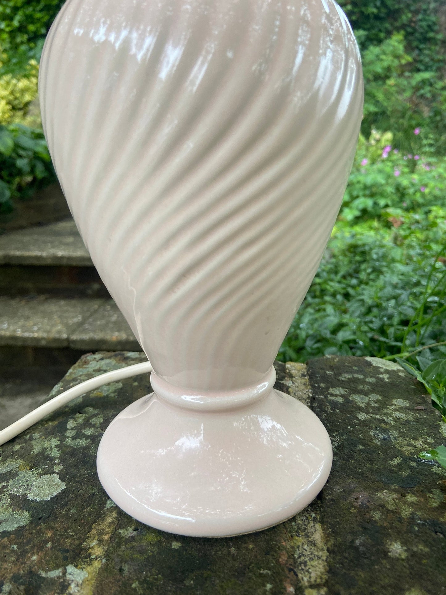 Vintage pale pink ceramic table lamp made by Goodson Lighting. great quality 1980s lamp