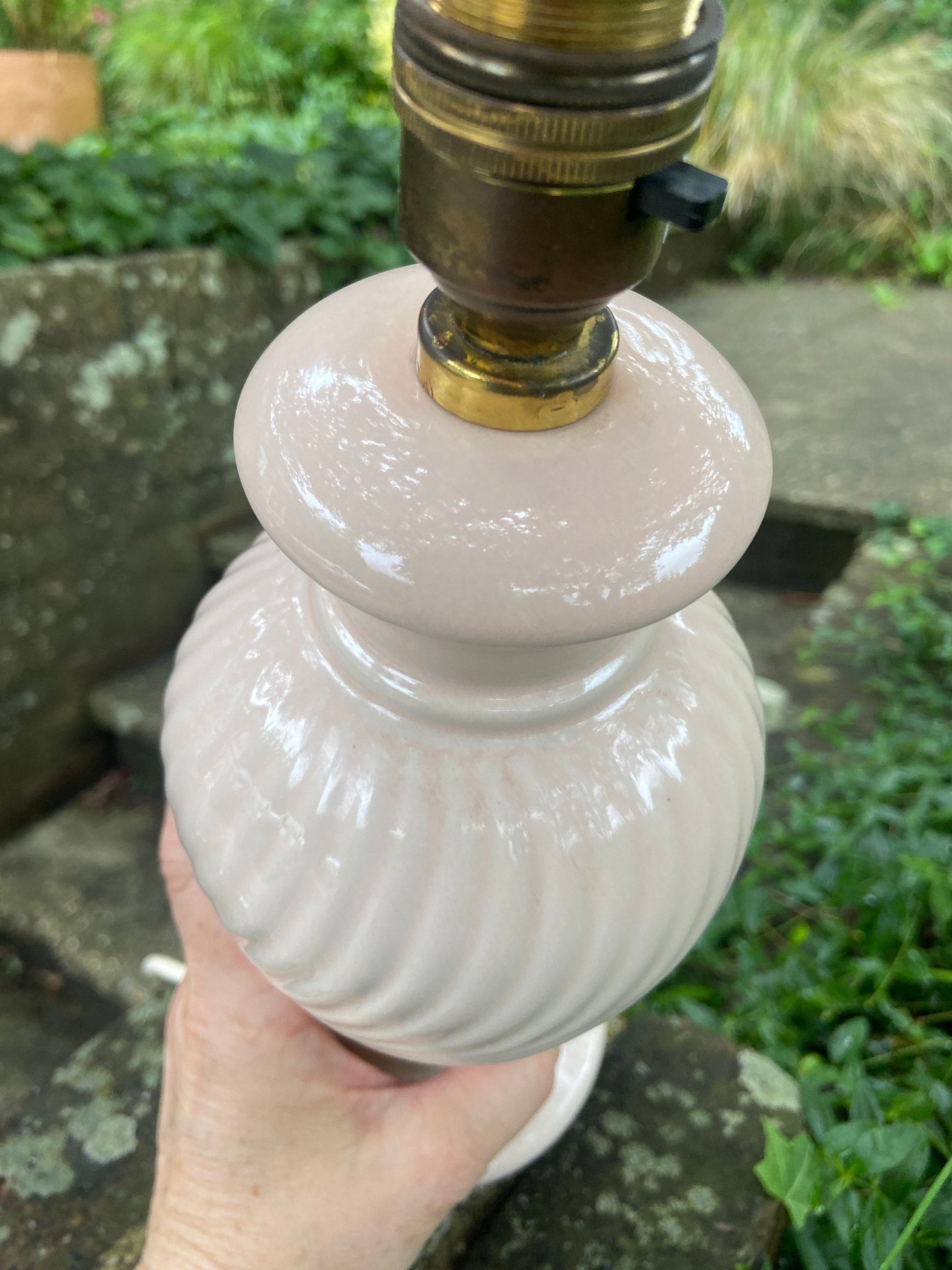 Vintage pale pink ceramic table lamp made by Goodson Lighting. great quality 1980s lamp