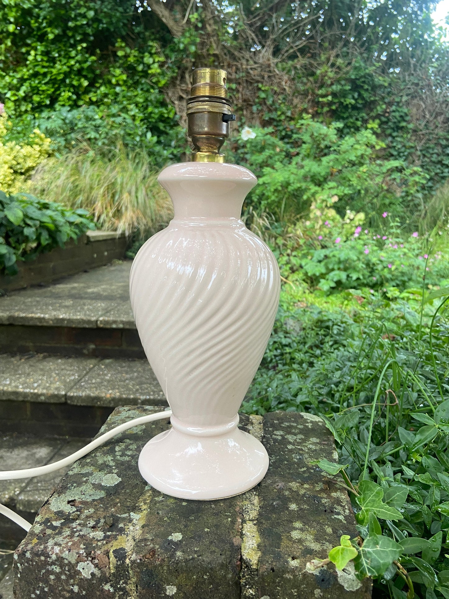 Vintage pale pink ceramic table lamp made by Goodson Lighting. great quality 1980s lamp