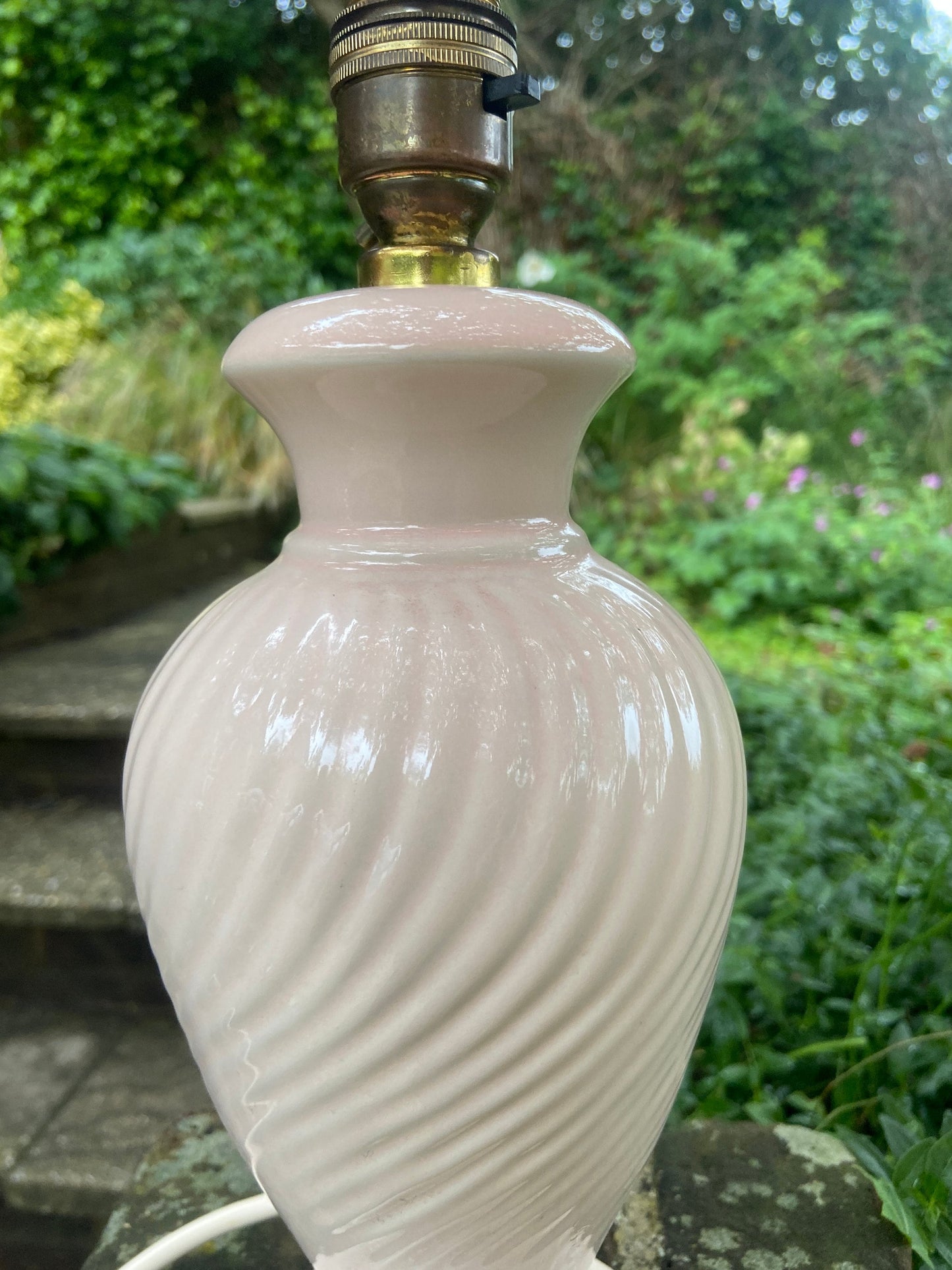 Vintage pale pink ceramic table lamp made by Goodson Lighting. great quality 1980s lamp