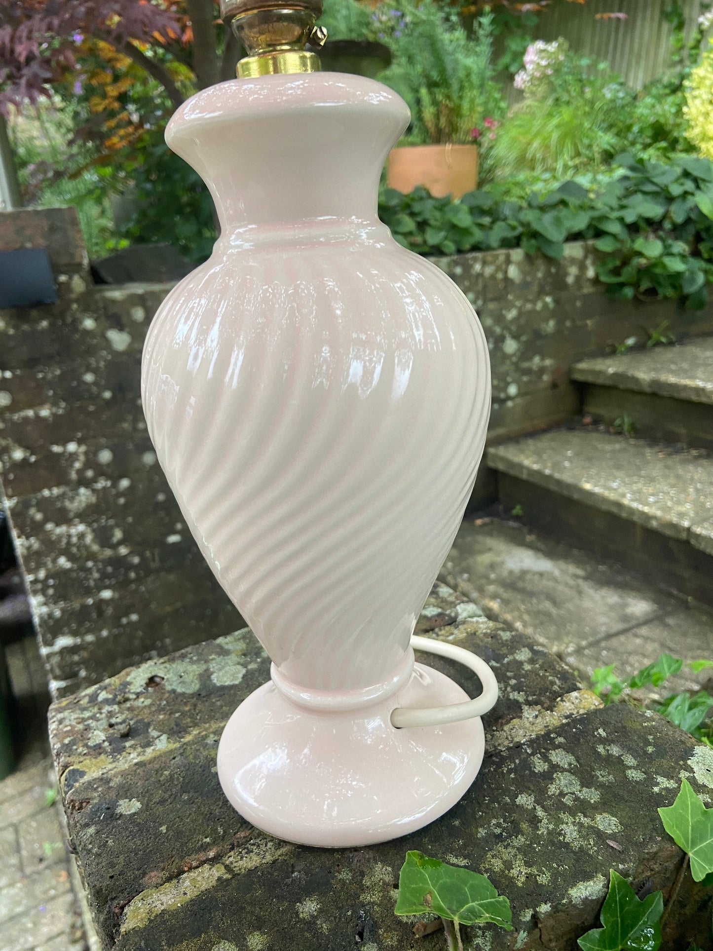Vintage pale pink ceramic table lamp made by Goodson Lighting. great quality 1980s lamp