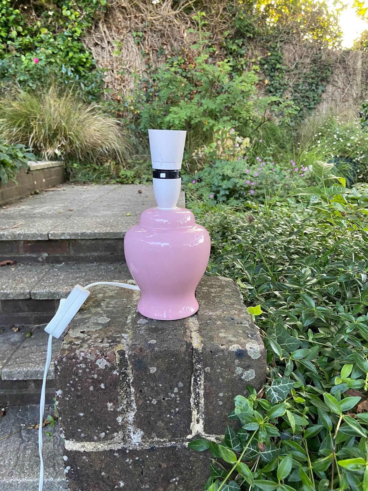 retro pink vintage table lamp. bright pink. pale pink. somewhere in between. working pink table lamp. smaller lamp