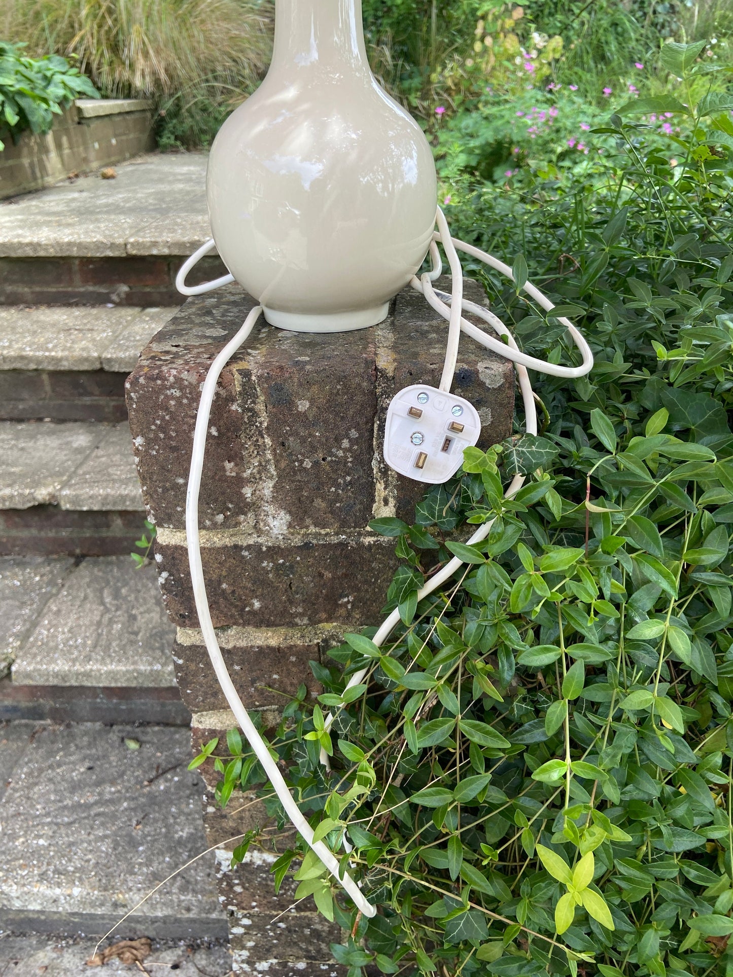 Retro cream ceramic vintage table lamp - lovely bottle shape, working condition