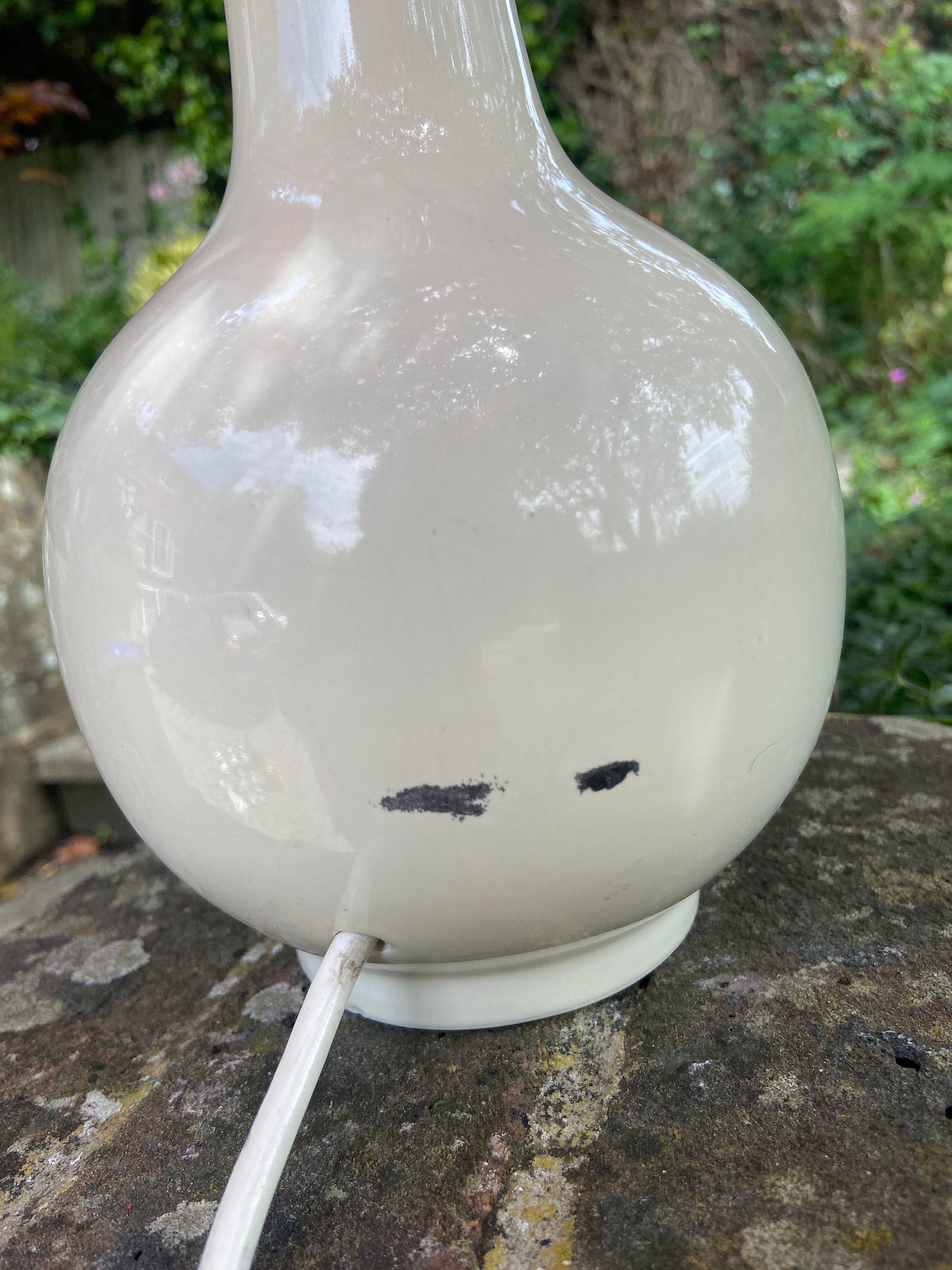 Retro cream ceramic vintage table lamp - lovely bottle shape, working condition