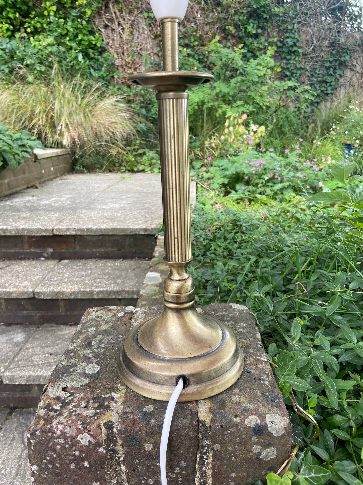 Brass effect metal vintage table lamp - working condition, antique gold bronze colouring, classic stick style