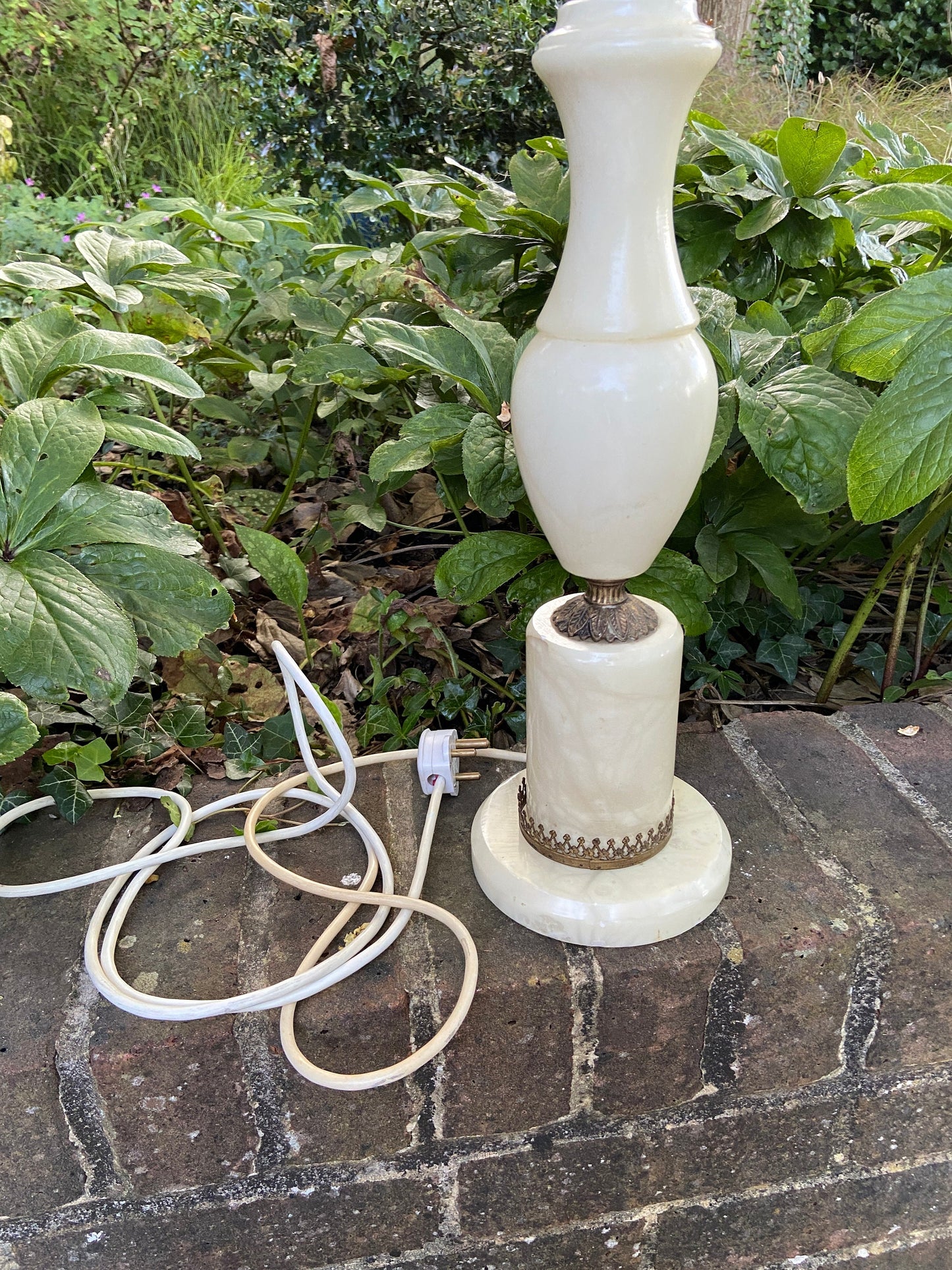 Wonderful tall vintage onyx table lamp - stunning, it does need some electical work