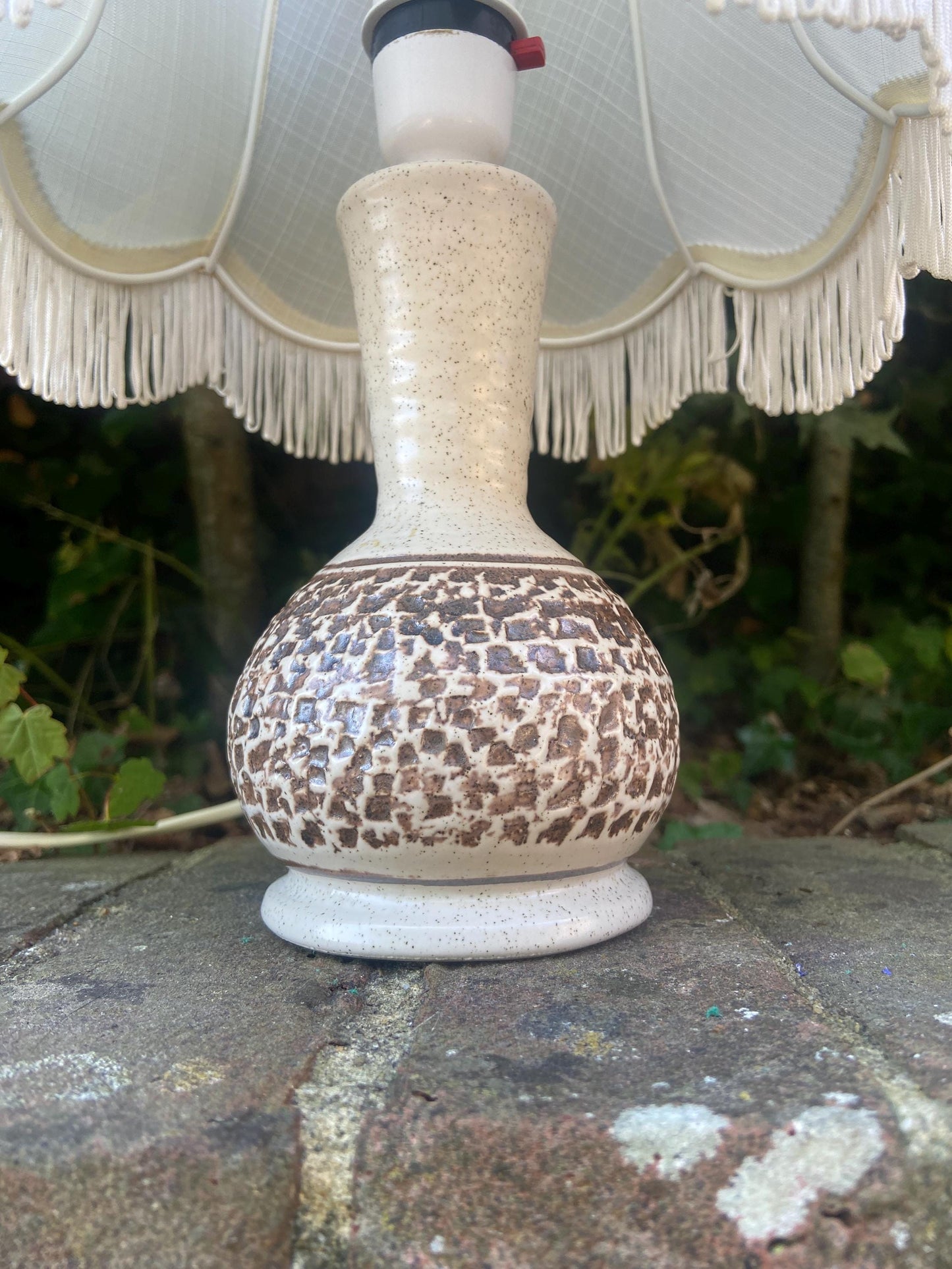 Retro pottery lamp with retro shade - creams and browns. Working condition.