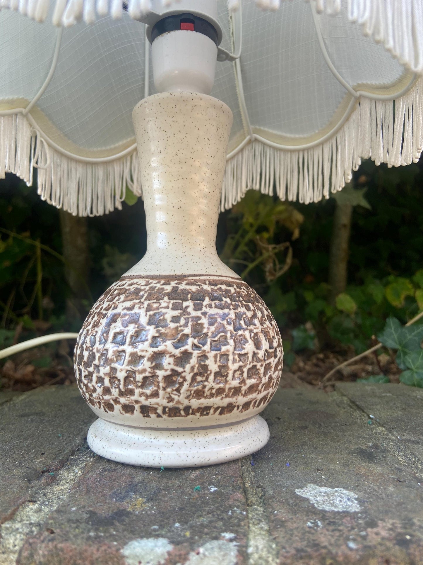 Retro pottery lamp with retro shade - creams and browns. Working condition.