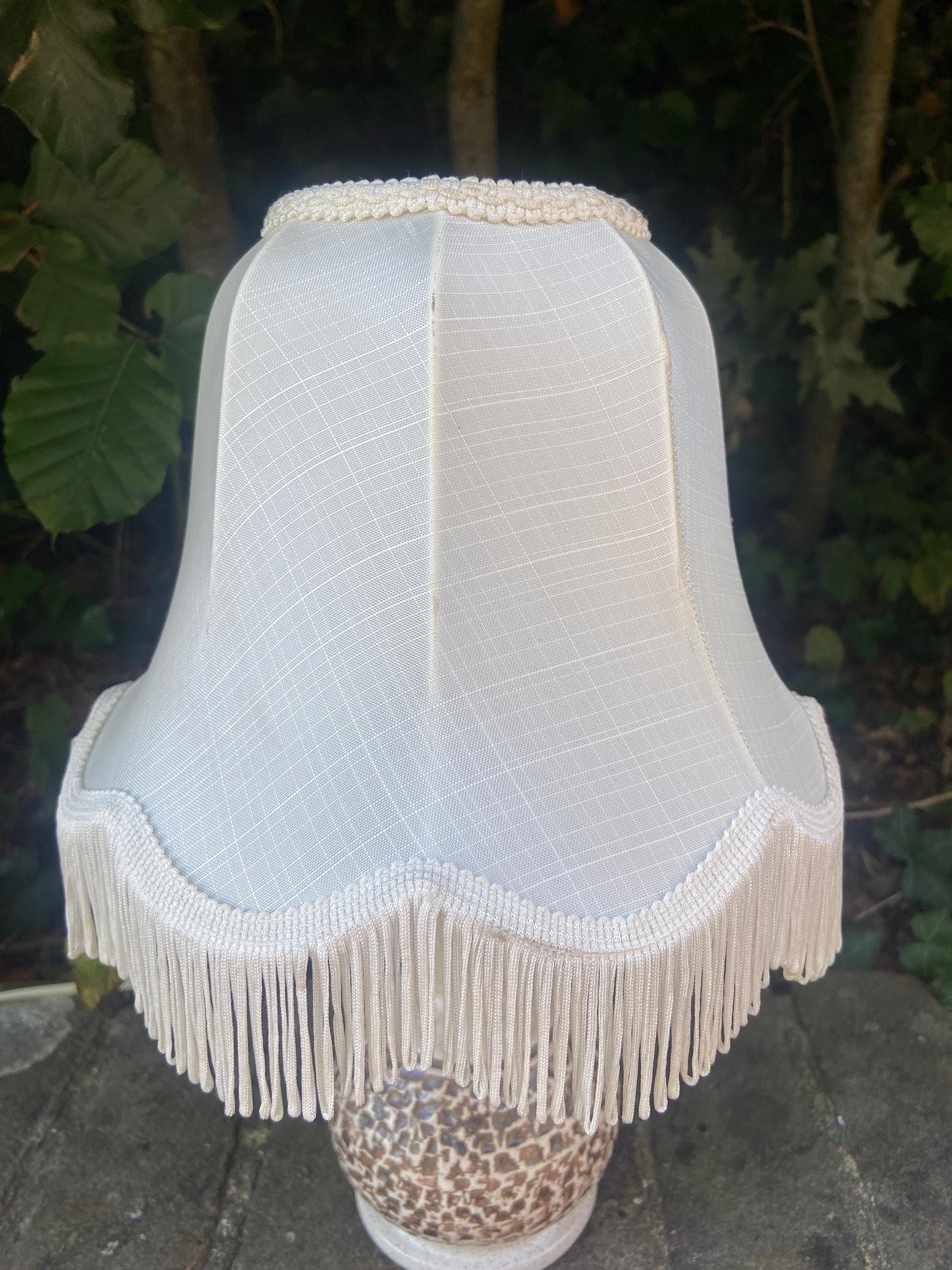 Retro pottery lamp with retro shade - creams and browns. Working condition.