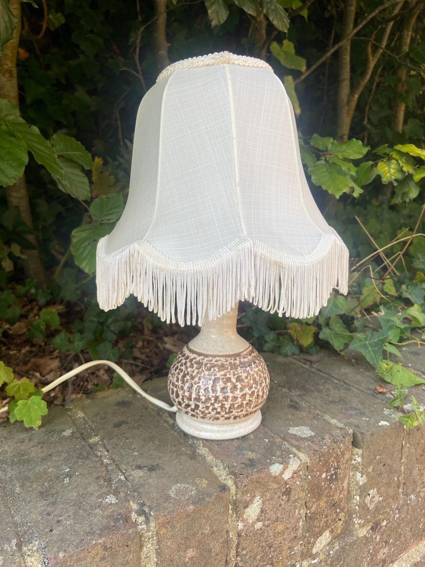 Retro pottery lamp with retro shade - creams and browns. Working condition.