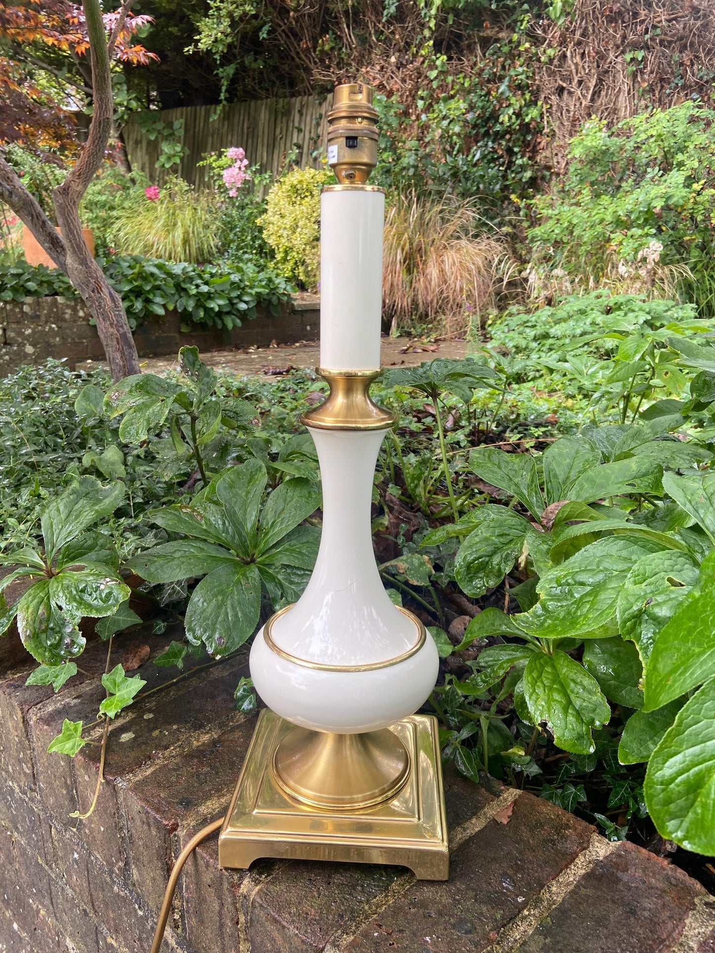 Quality vintage tall cream porcelain and brass table lamp - working condition, retro table lamp