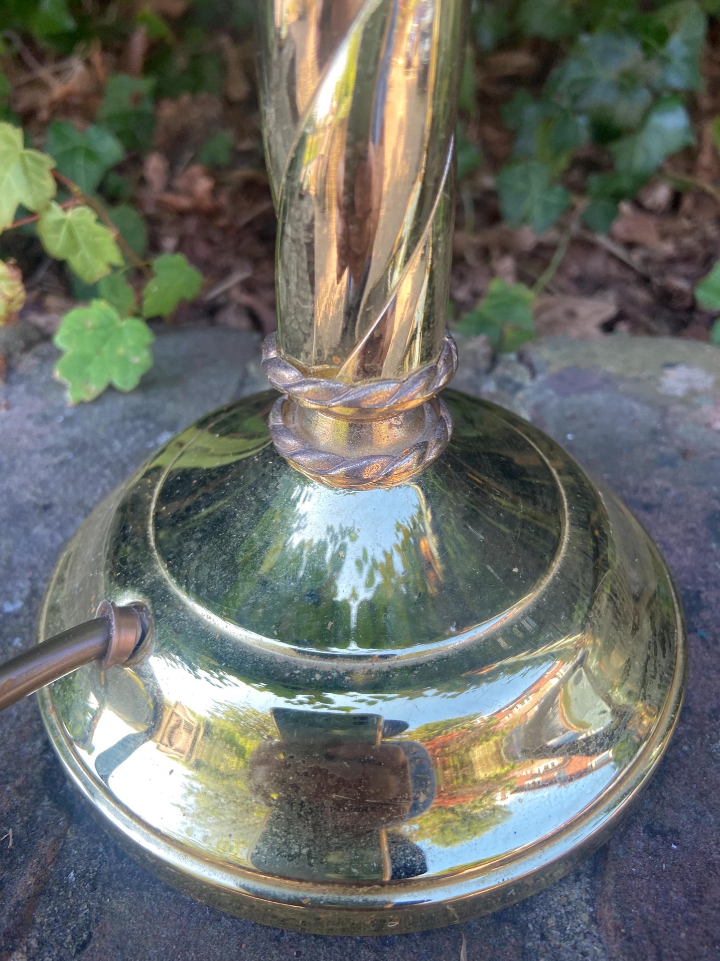 Pair of vintage candlestick style shiny brass table lamps with swirled ribbon design - working table lamps