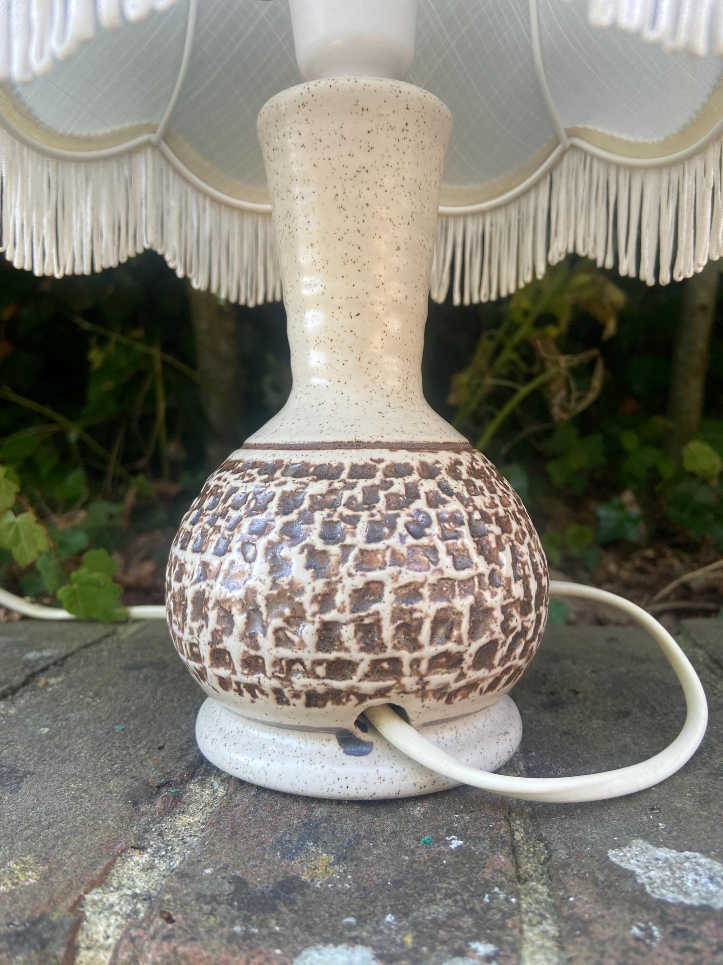 Retro pottery lamp with retro shade - creams and browns. Working condition.