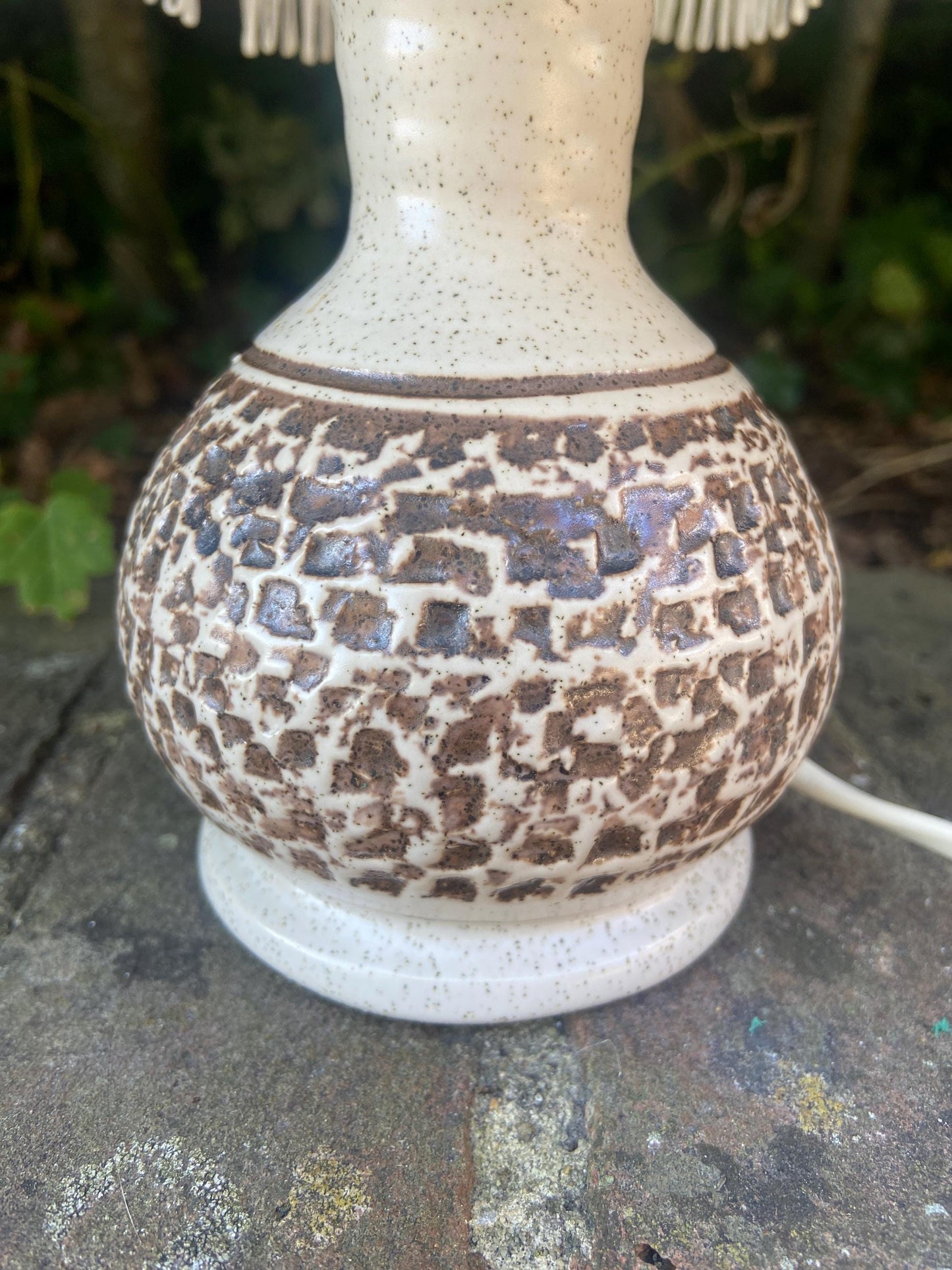 Retro pottery lamp with retro shade - creams and browns. Working condition.