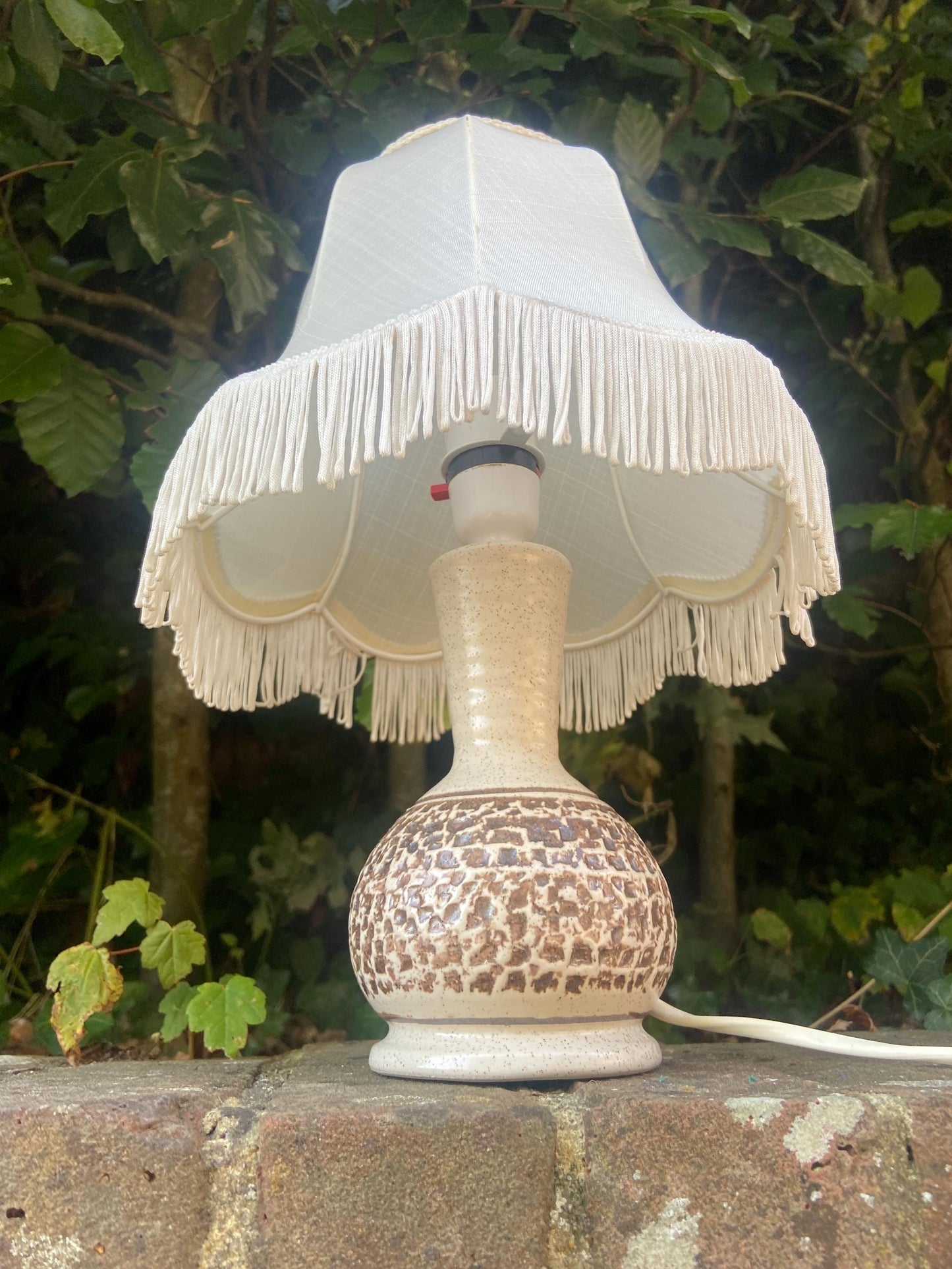 Retro pottery lamp with retro shade - creams and browns. Working condition.