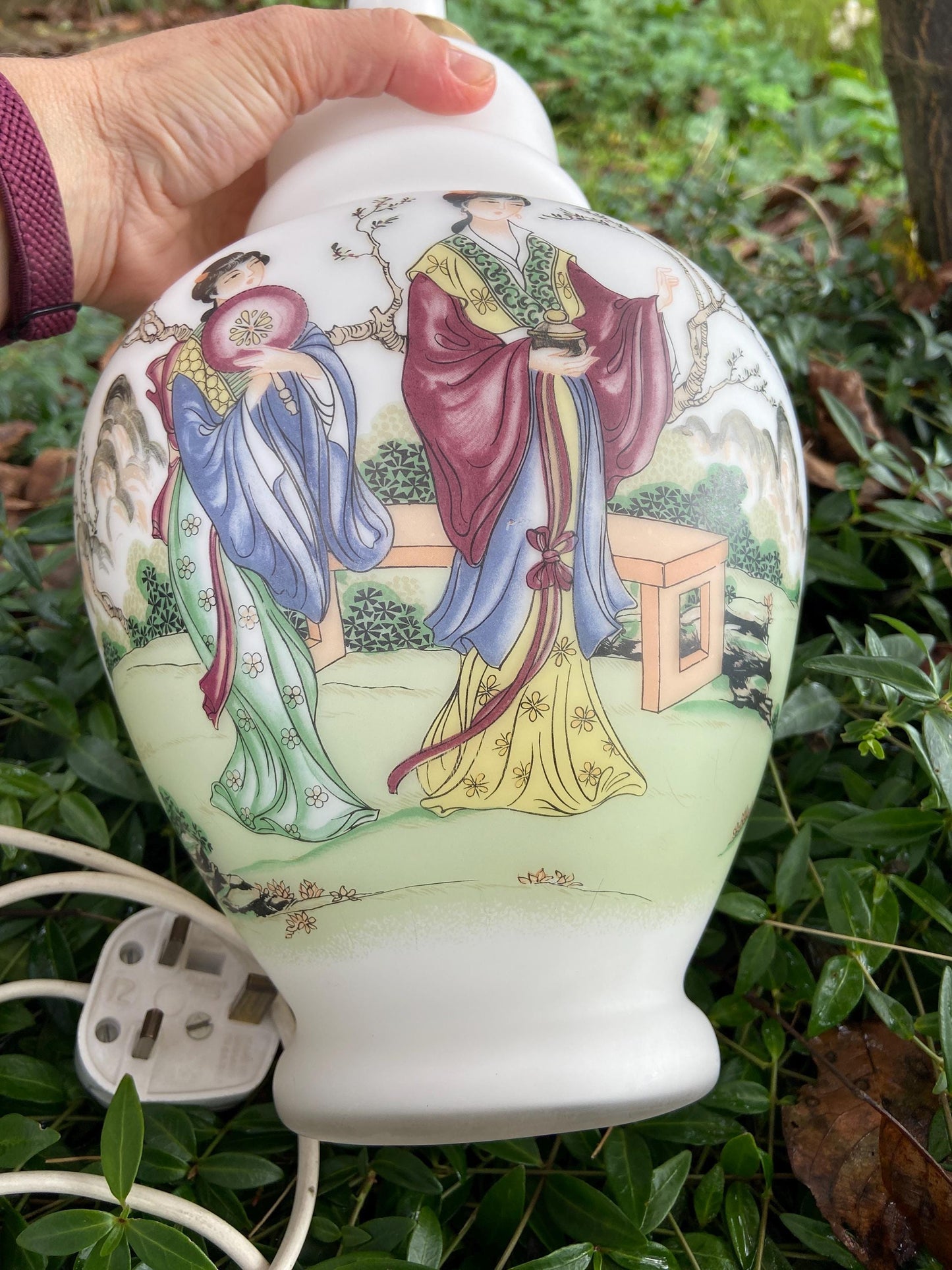 Simply stunning early mid century Italian table lamp depicting Geishas and Japanese scene - working table lamp