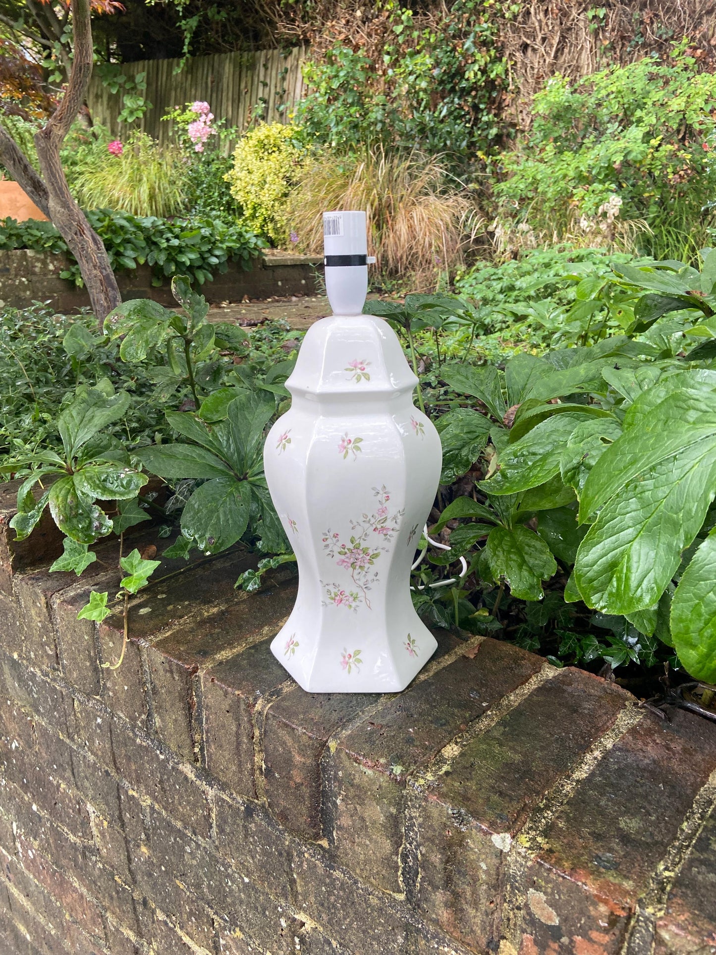 working ginger jar, ceramic tabl;e lamp. white with flowers. laura ashley style. country lamp oriental chinese working lamp