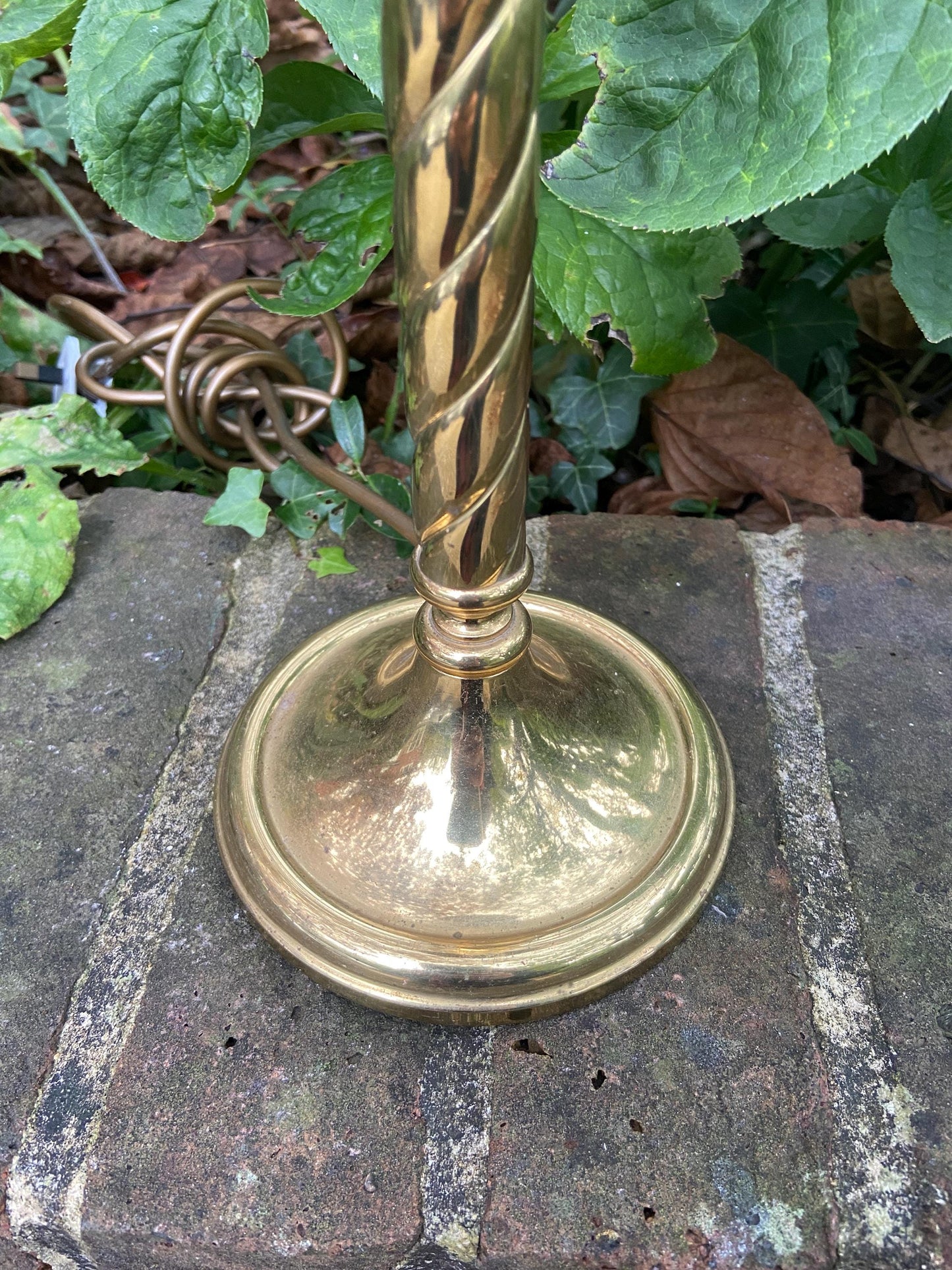 Vintage Quality Brass Lamp with ribbon detail, Made in England - working
