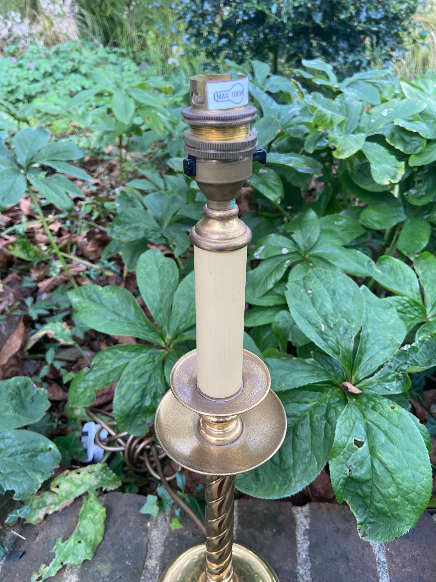 Vintage Quality Brass Lamp with ribbon detail, Made in England - working