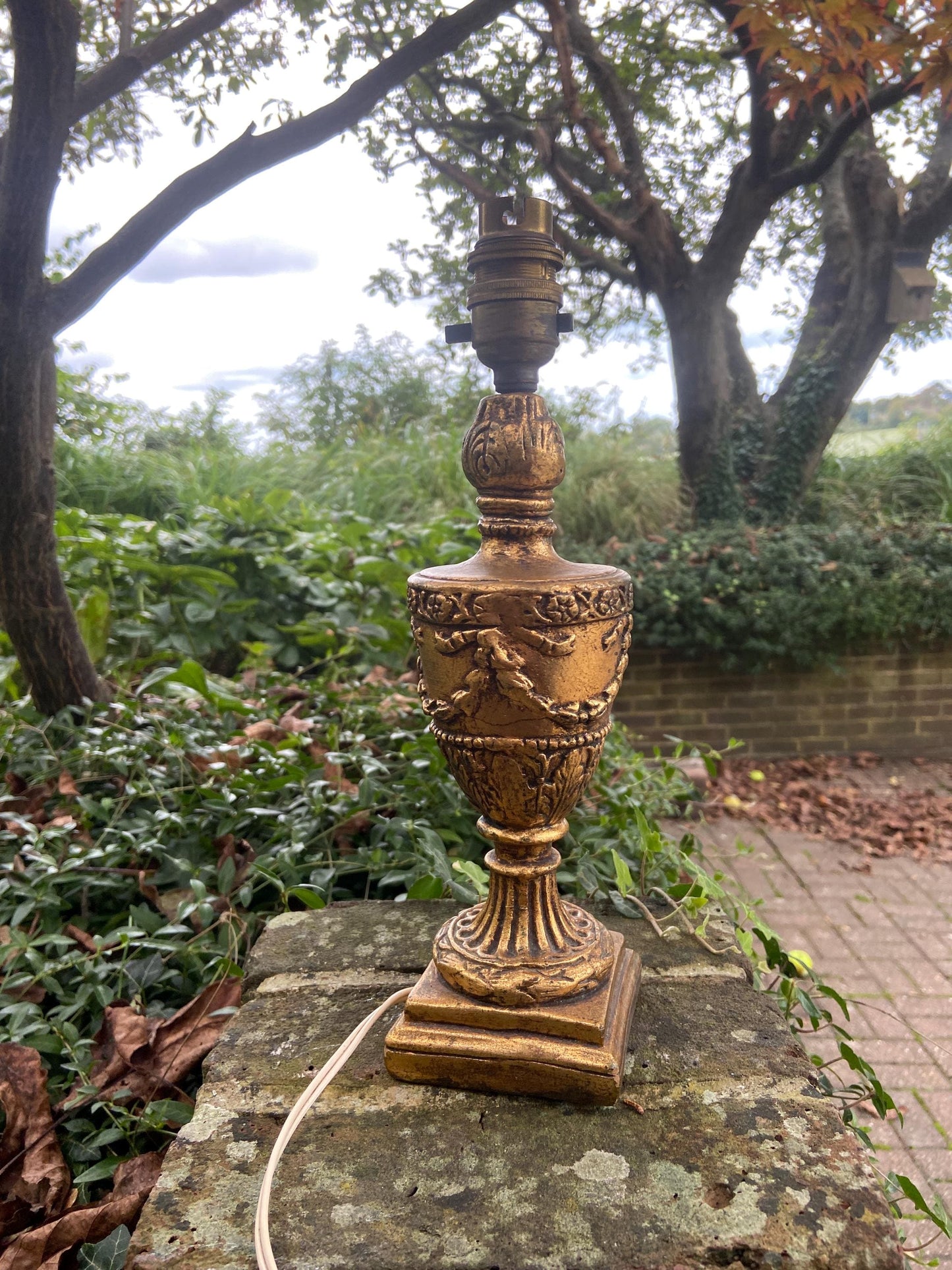 Retro wooden gilt painted ornate vintage table lamp - working