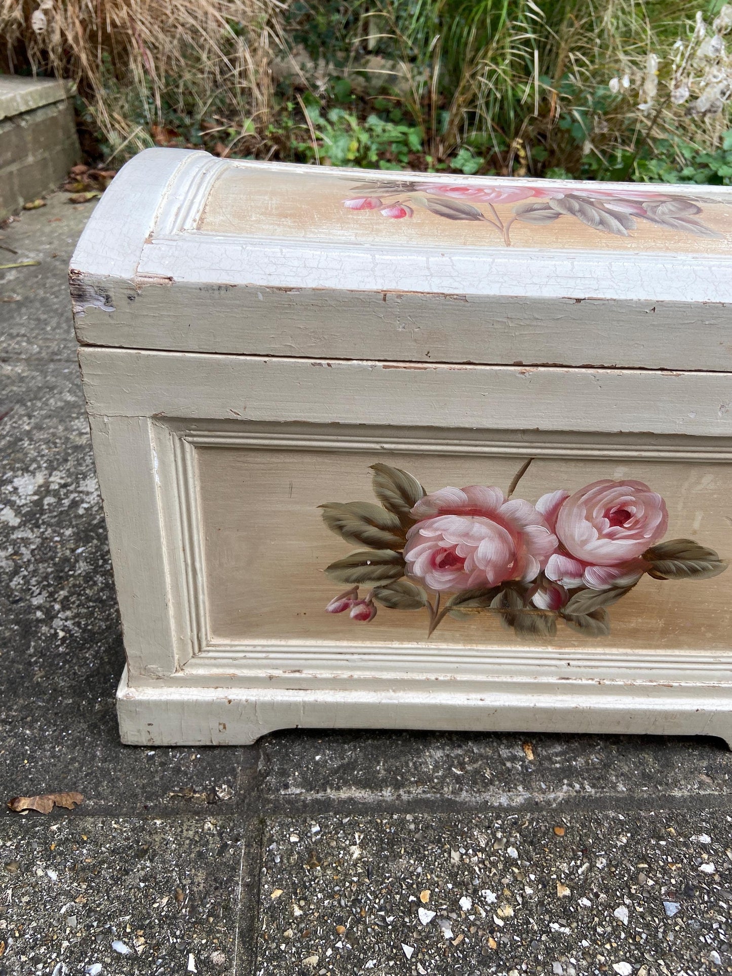 Delightful vintage painted treasure chest, storage box, toy box - country look, shabby chic finish