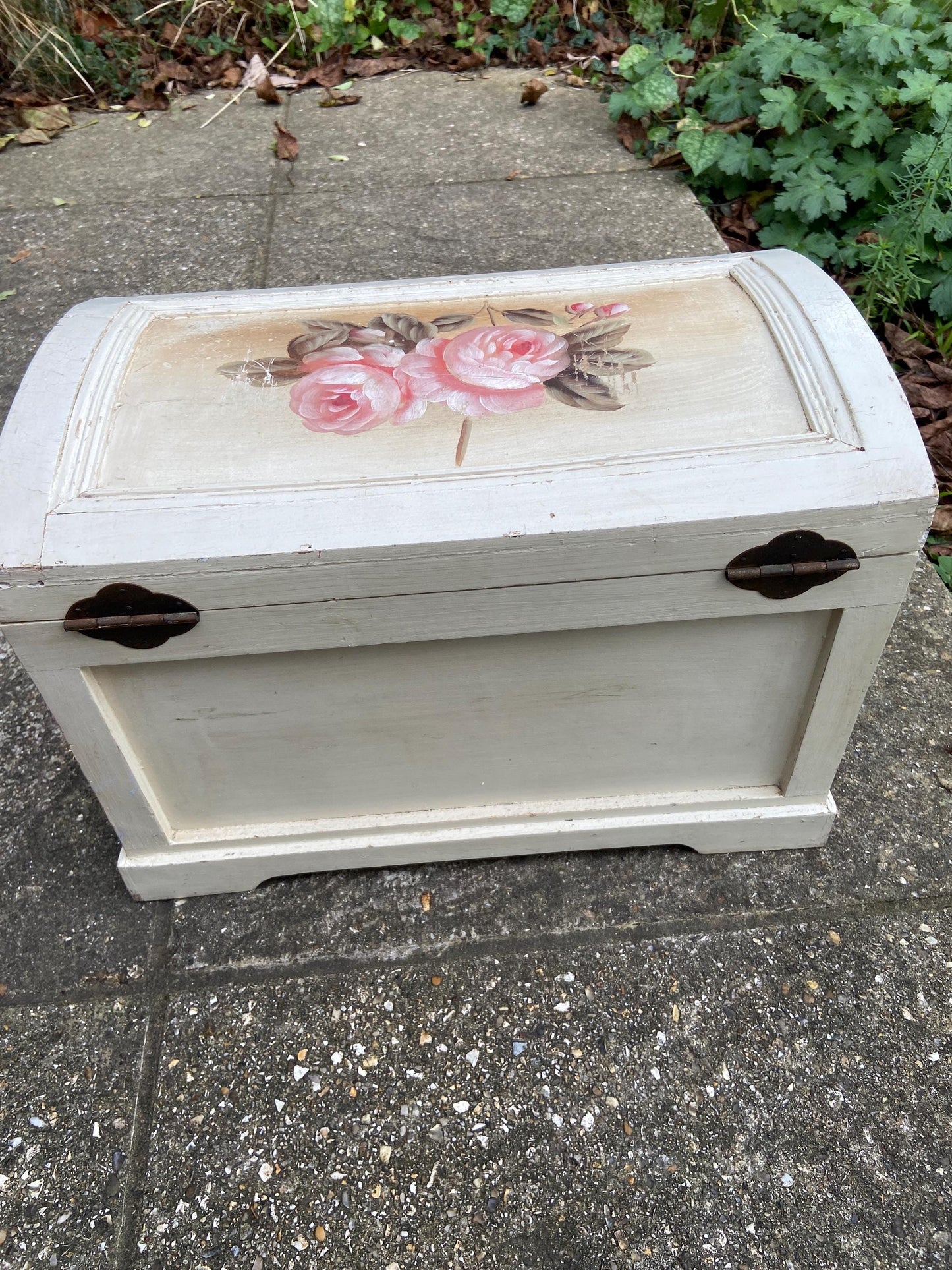 Delightful vintage painted treasure chest, storage box, toy box - country look, shabby chic finish