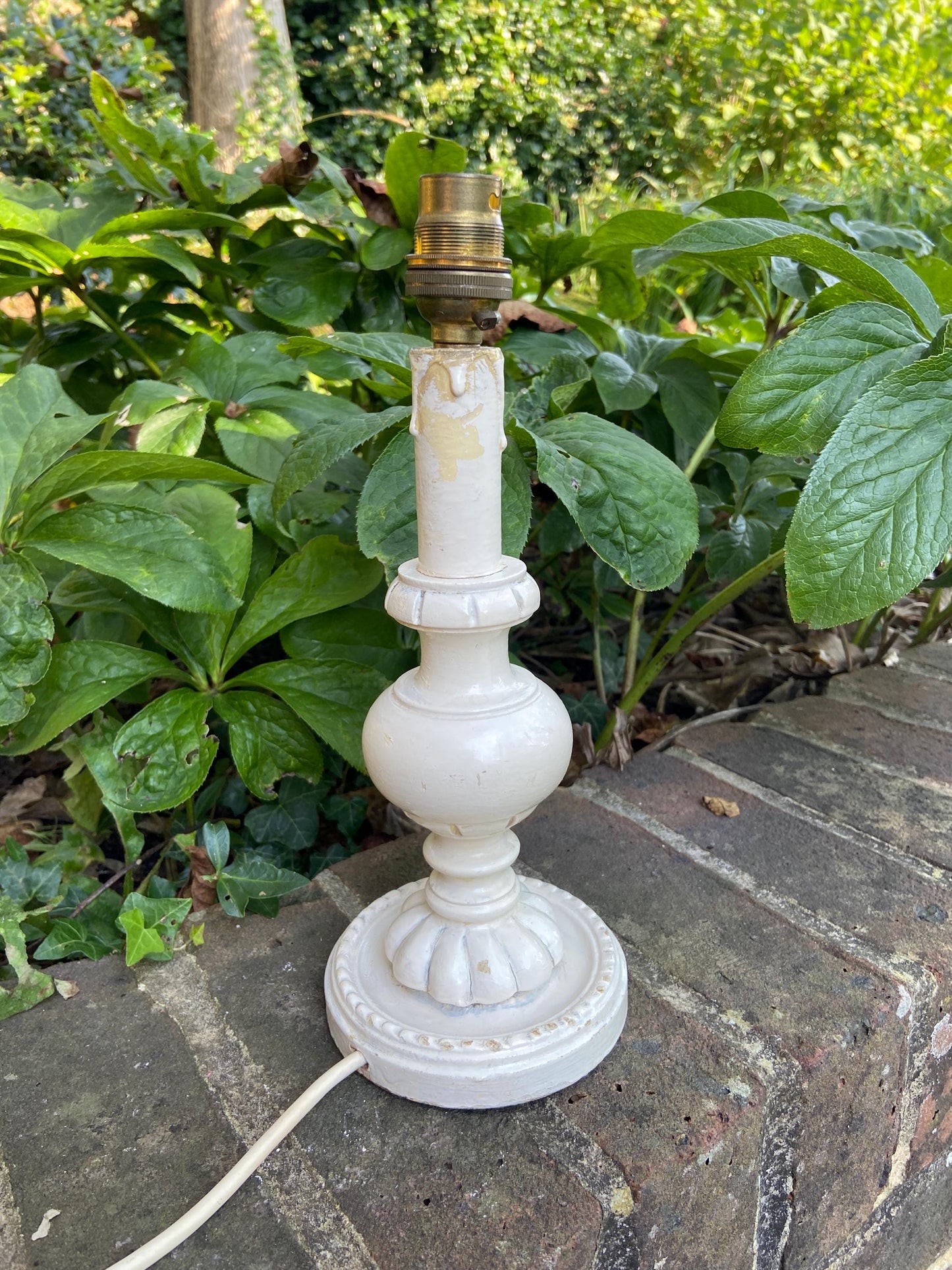 Vintage French white painted table lamp, retro table lamp - working