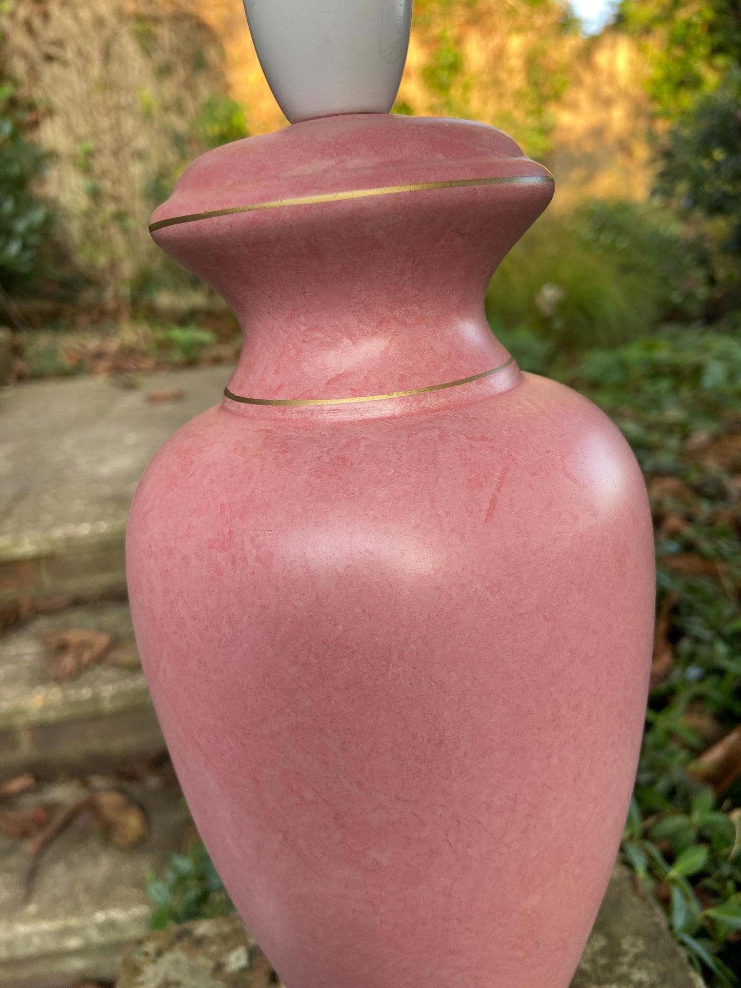 Lovely 1970s retro pink mottled ceramic vintage table lamp