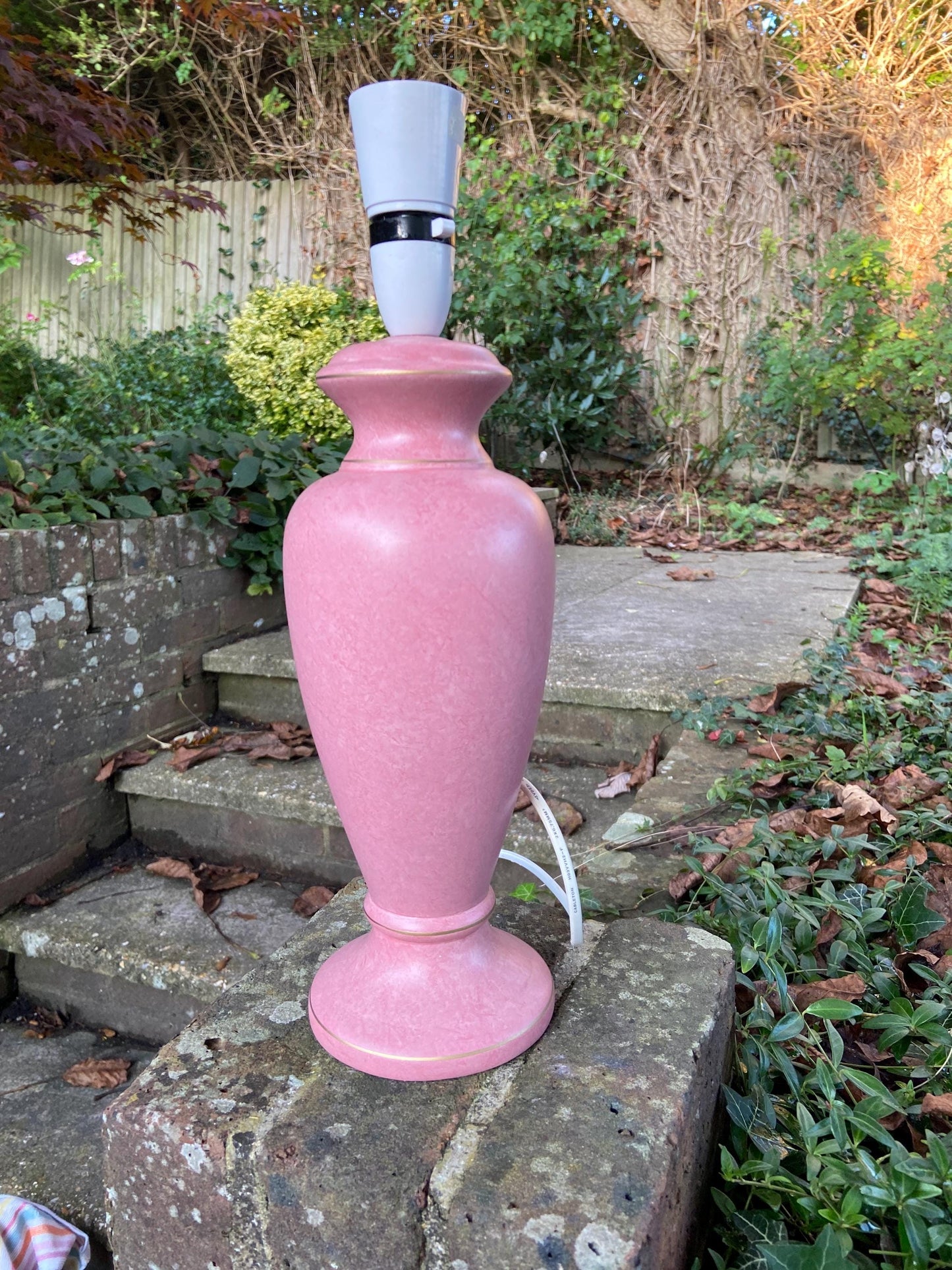 Lovely 1970s retro pink mottled ceramic vintage table lamp