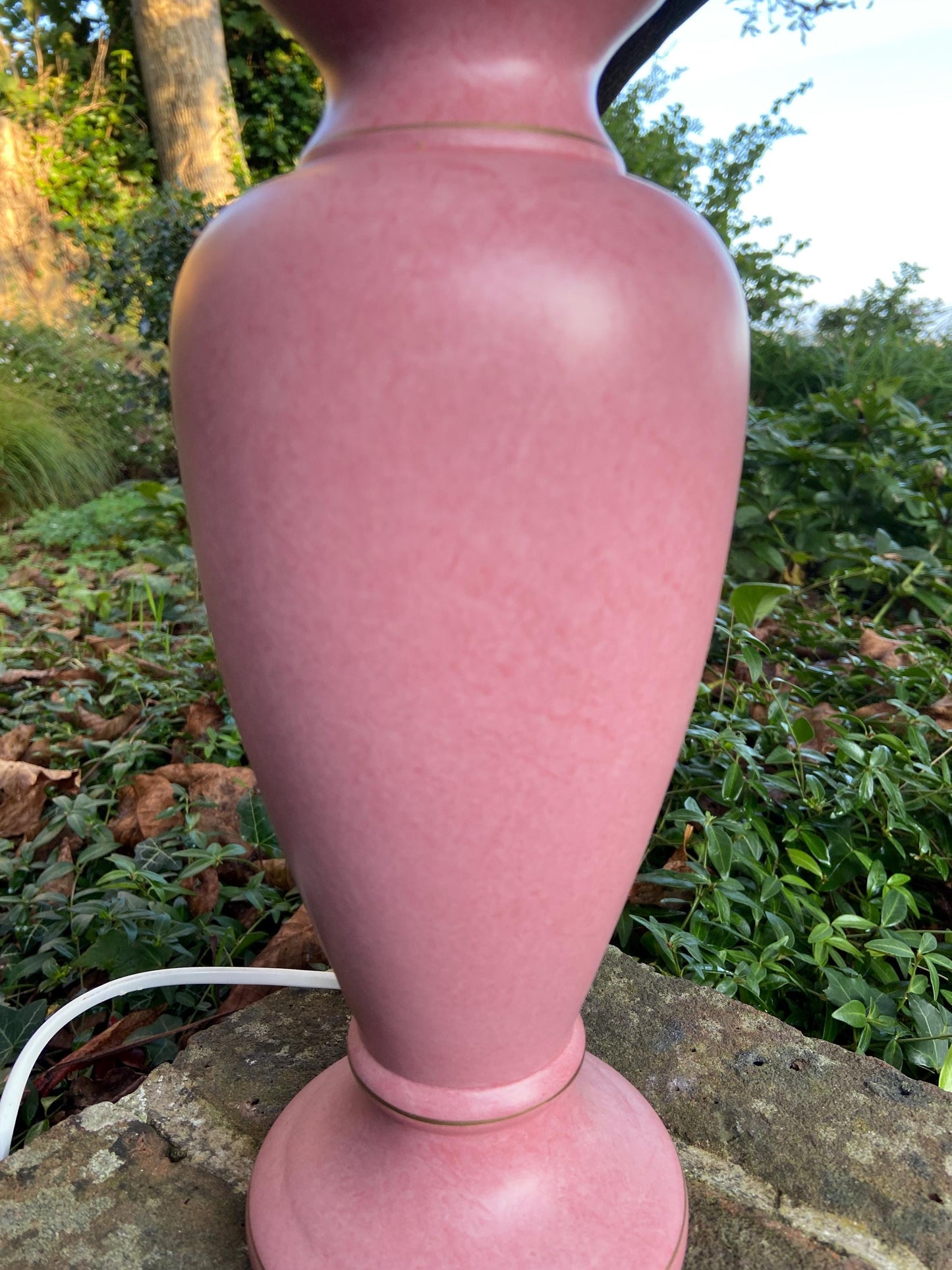 Lovely 1970s retro pink mottled ceramic vintage table lamp