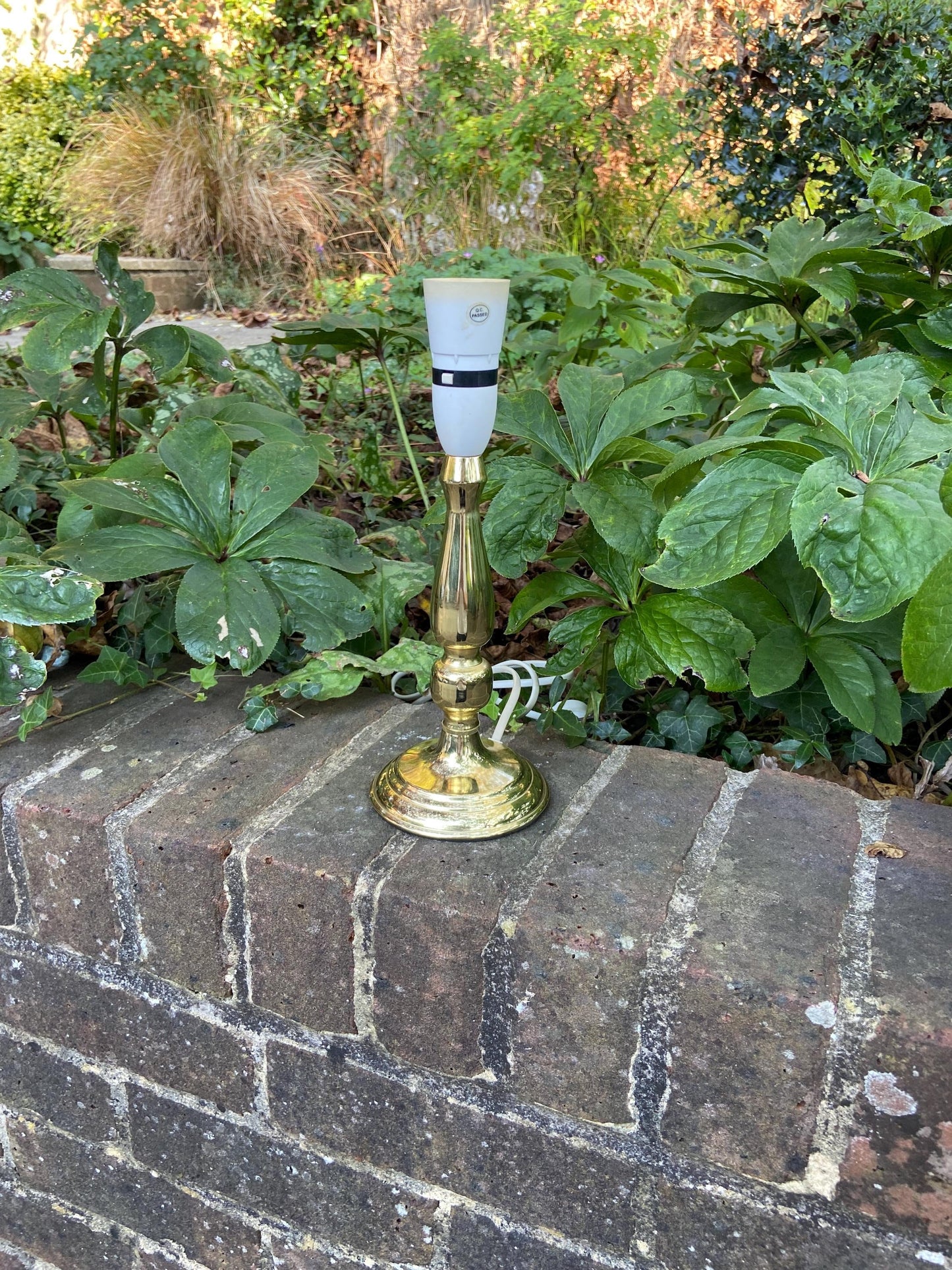 classic brass table lamp. shiny brass effect. working and tested. gold lamp. vintage table lamp